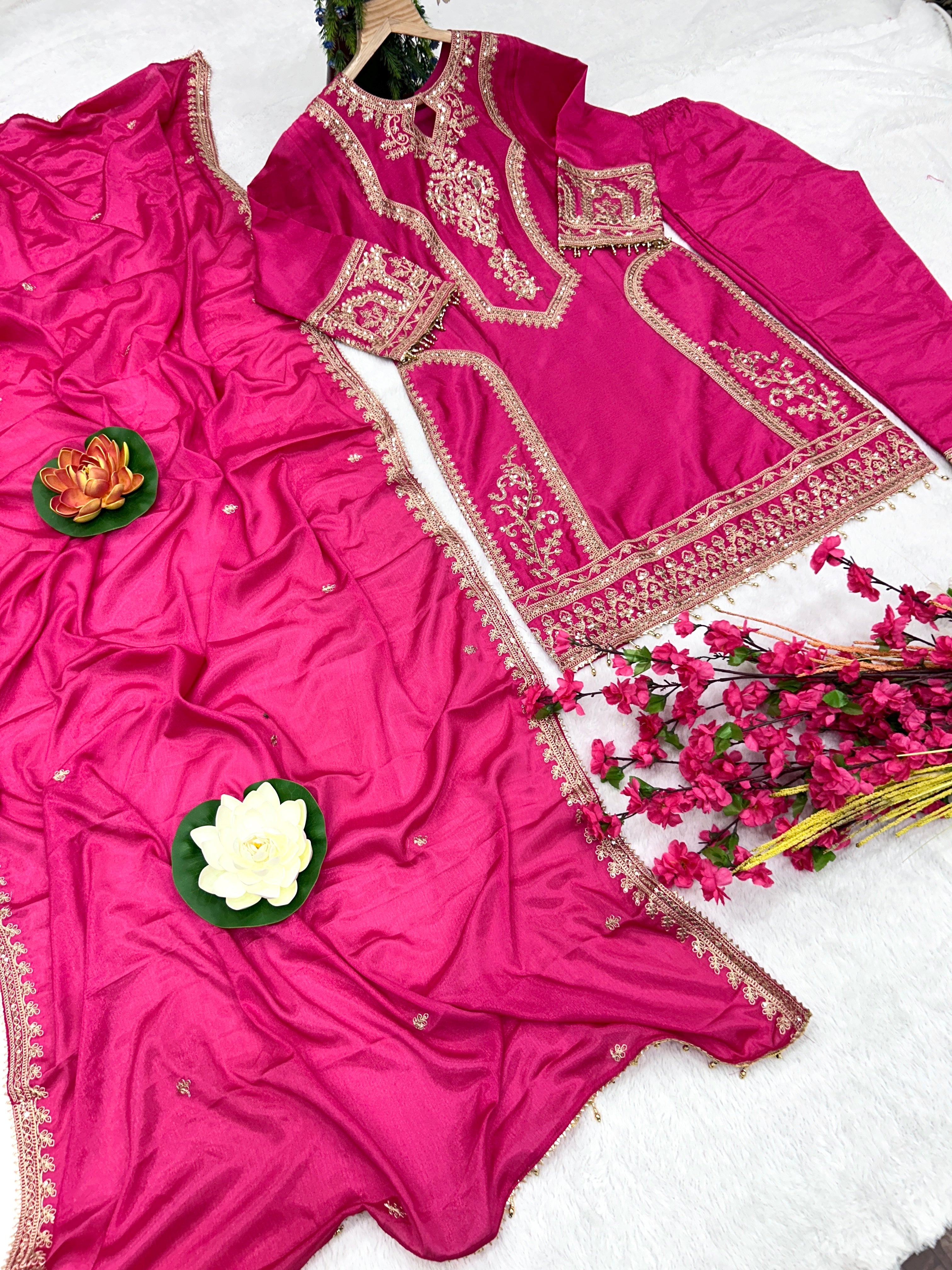 पार्टी वियर खूबसूरत टॉप-बॉटम और फैंसी दुपट्टा