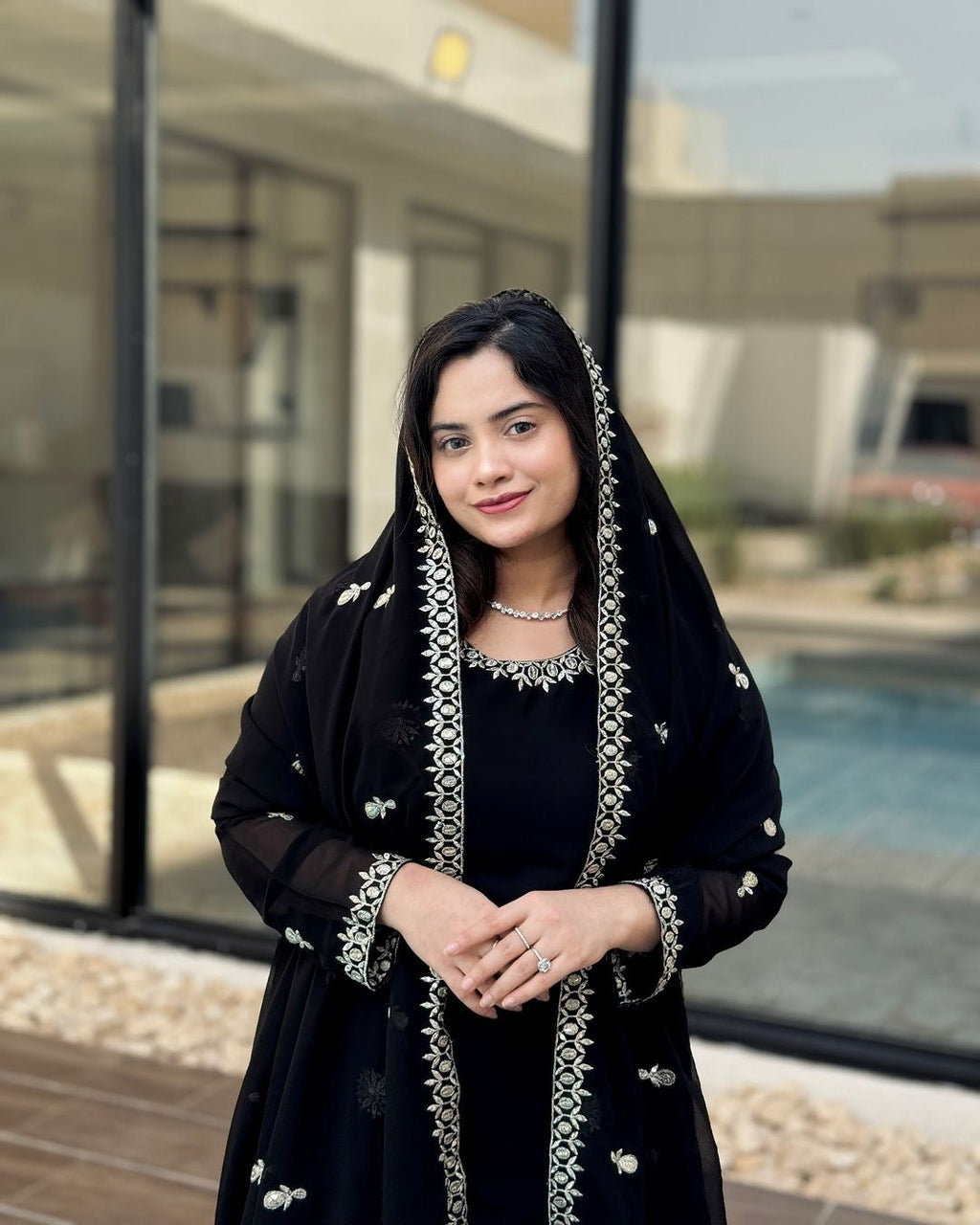 कढ़ाई अनुक्रम कार्य के साथ पार्टी वियर सूट सेट