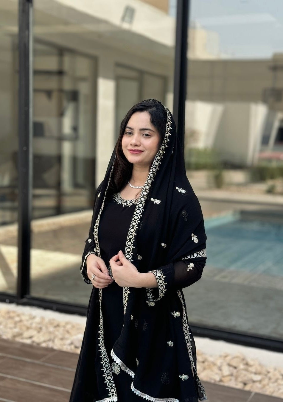 कढ़ाई अनुक्रम कार्य के साथ पार्टी वियर सूट सेट