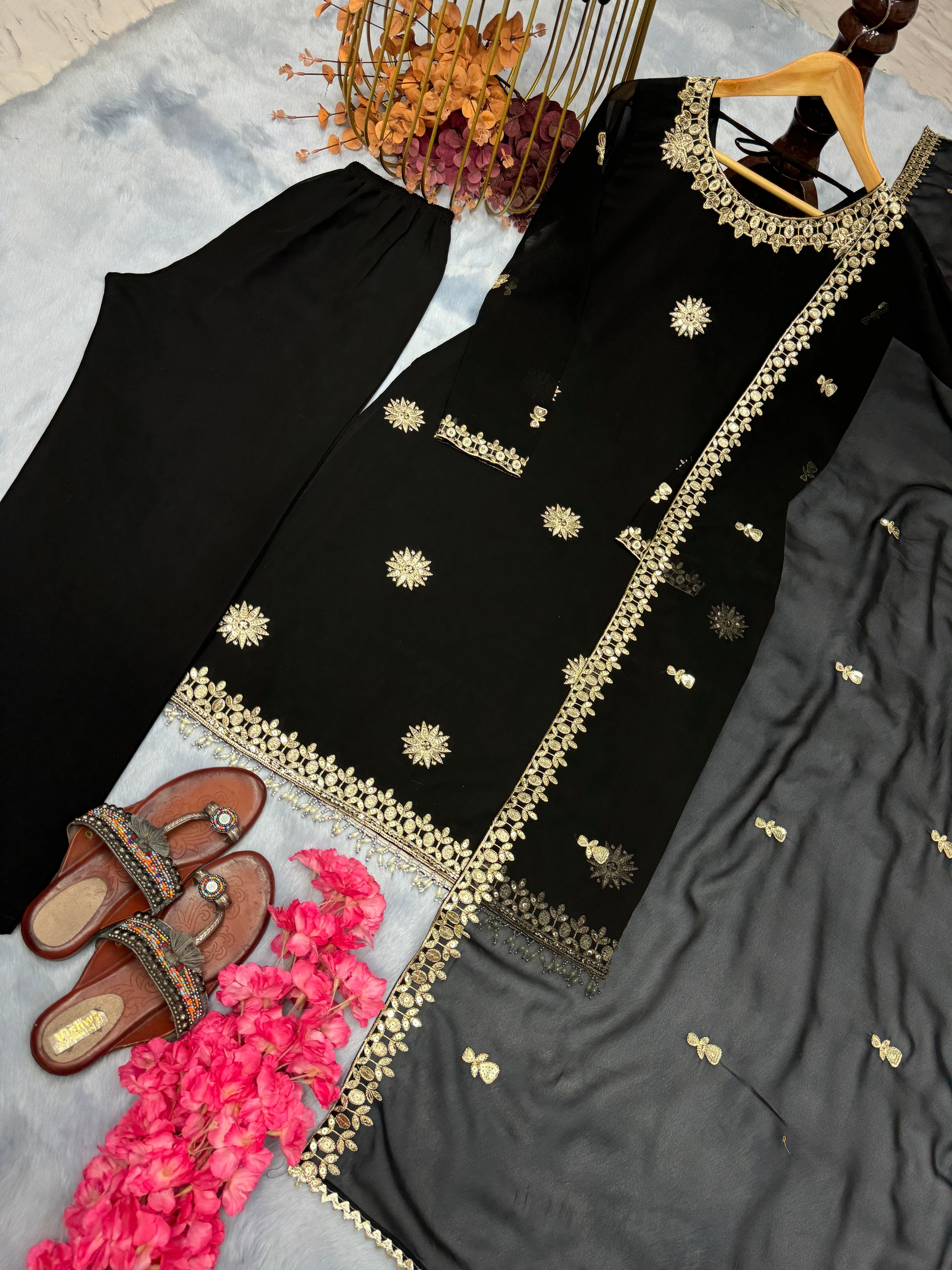 कढ़ाई अनुक्रम कार्य के साथ पार्टी वियर सूट सेट