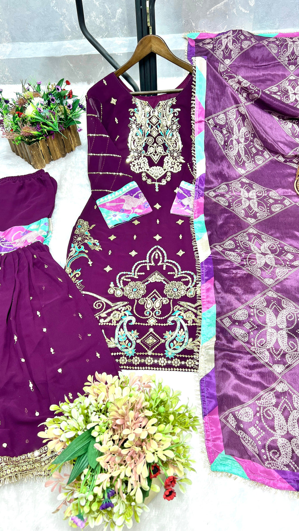 पार्टी वियर खूबसूरत टॉप-बॉटम और दुपट्टा