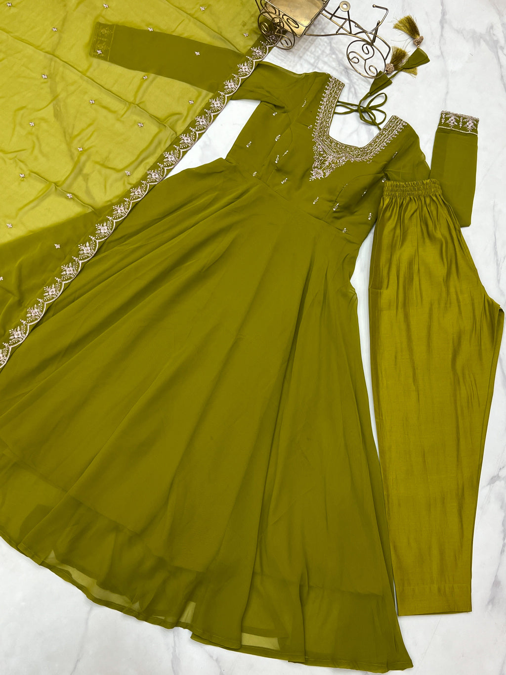 पार्टी वियर लुक अनारकली गाउन पेंट और दुपट्टा