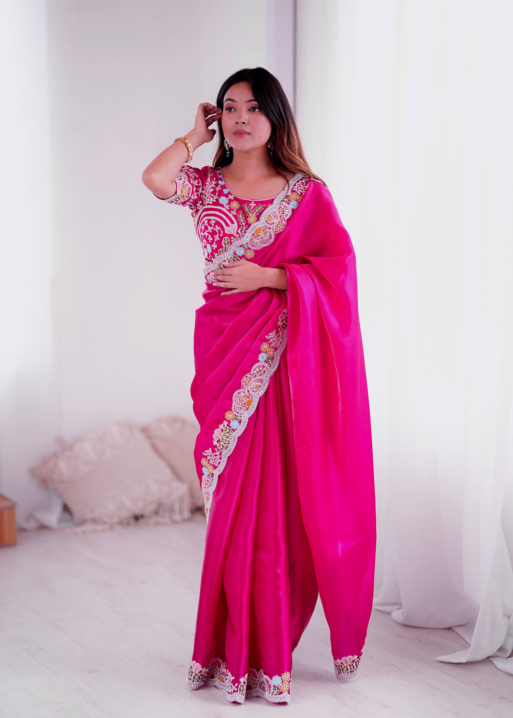 भारी कढ़ाई, धागों और सेक्विन वर्क वाली फैंसी साड़ी