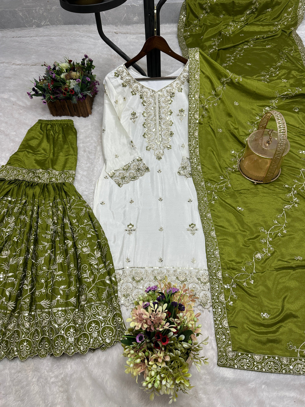 पार्टी में पहनने के लिए सुंदर टॉप और बॉटम दुपट्टे के साथ