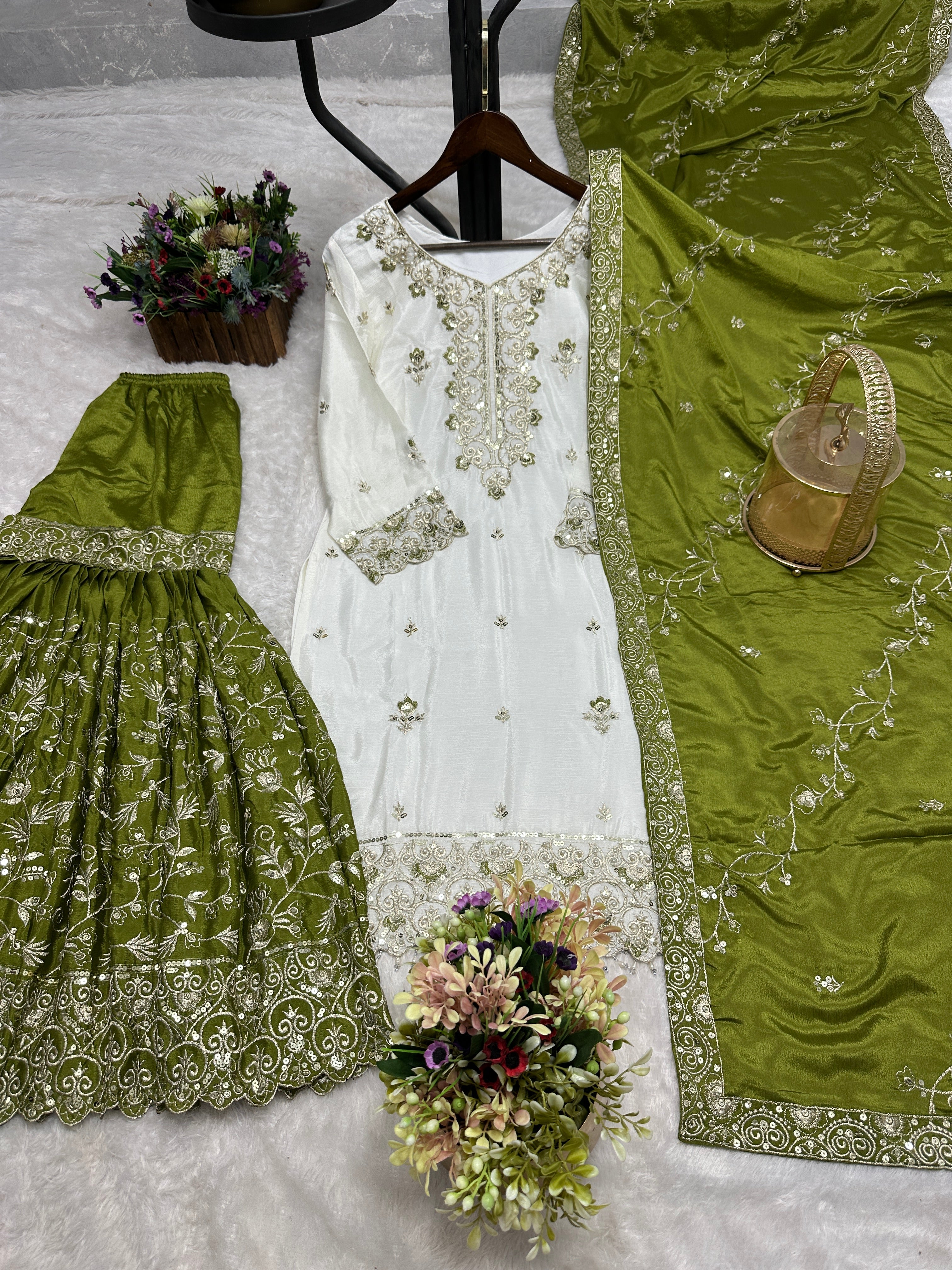 पार्टी में पहनने के लिए सुंदर टॉप और बॉटम दुपट्टे के साथ