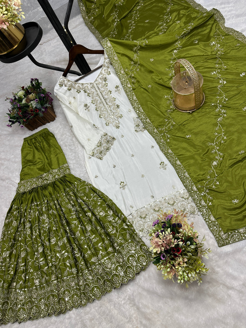 पार्टी में पहनने के लिए सुंदर टॉप और बॉटम दुपट्टे के साथ