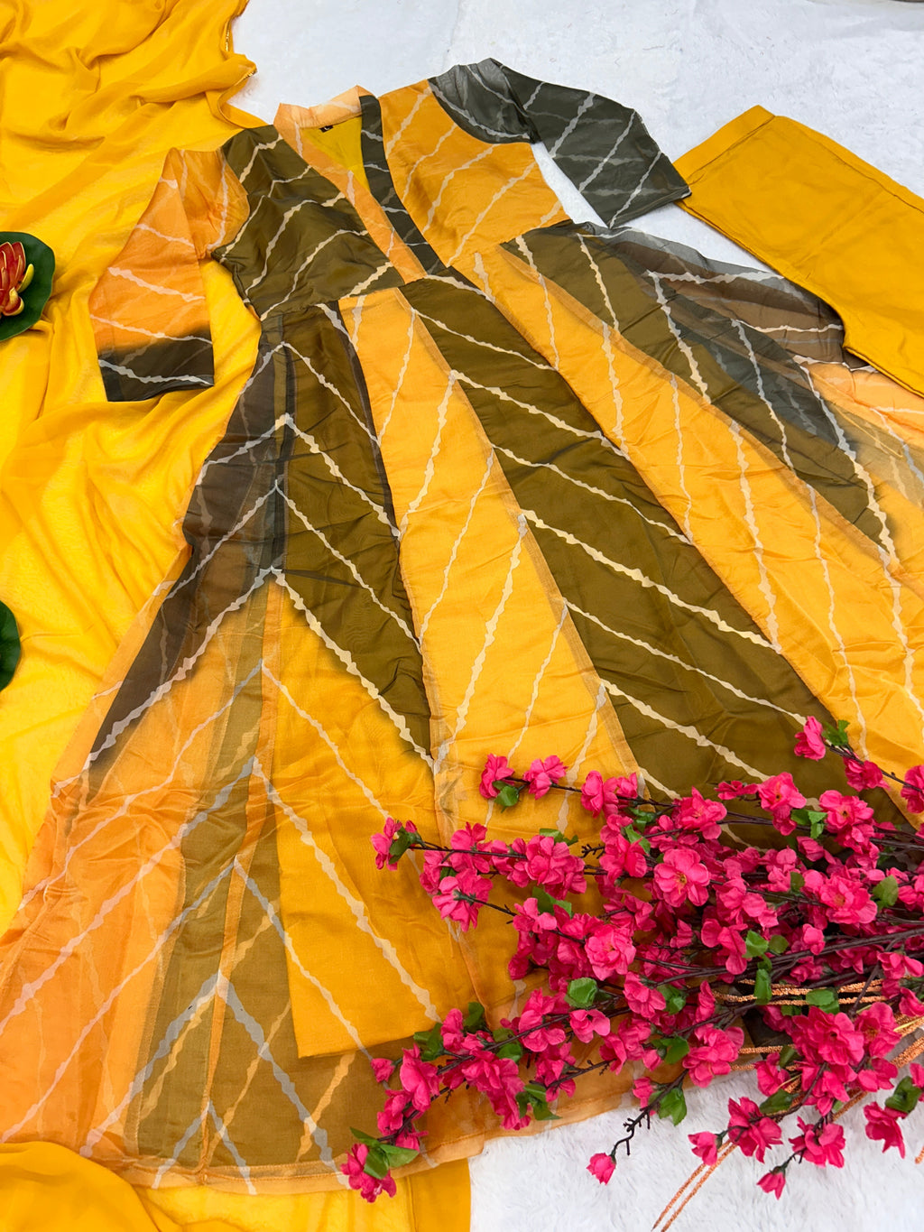 डिज़ाइनर पार्टी वियर अनारकली गाउन, पैंट और दुपट्टा