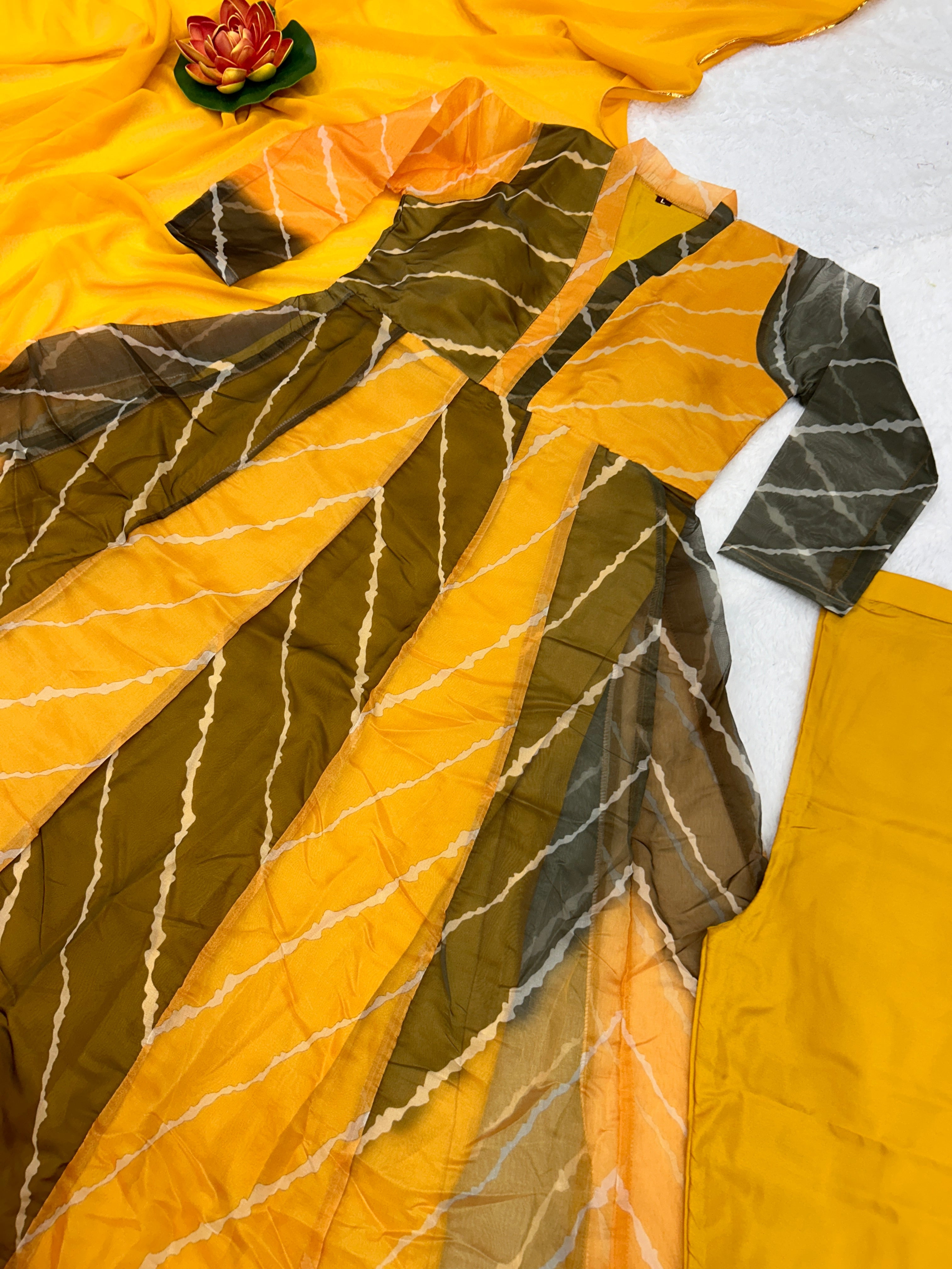 डिज़ाइनर पार्टी वियर अनारकली गाउन, पैंट और दुपट्टा