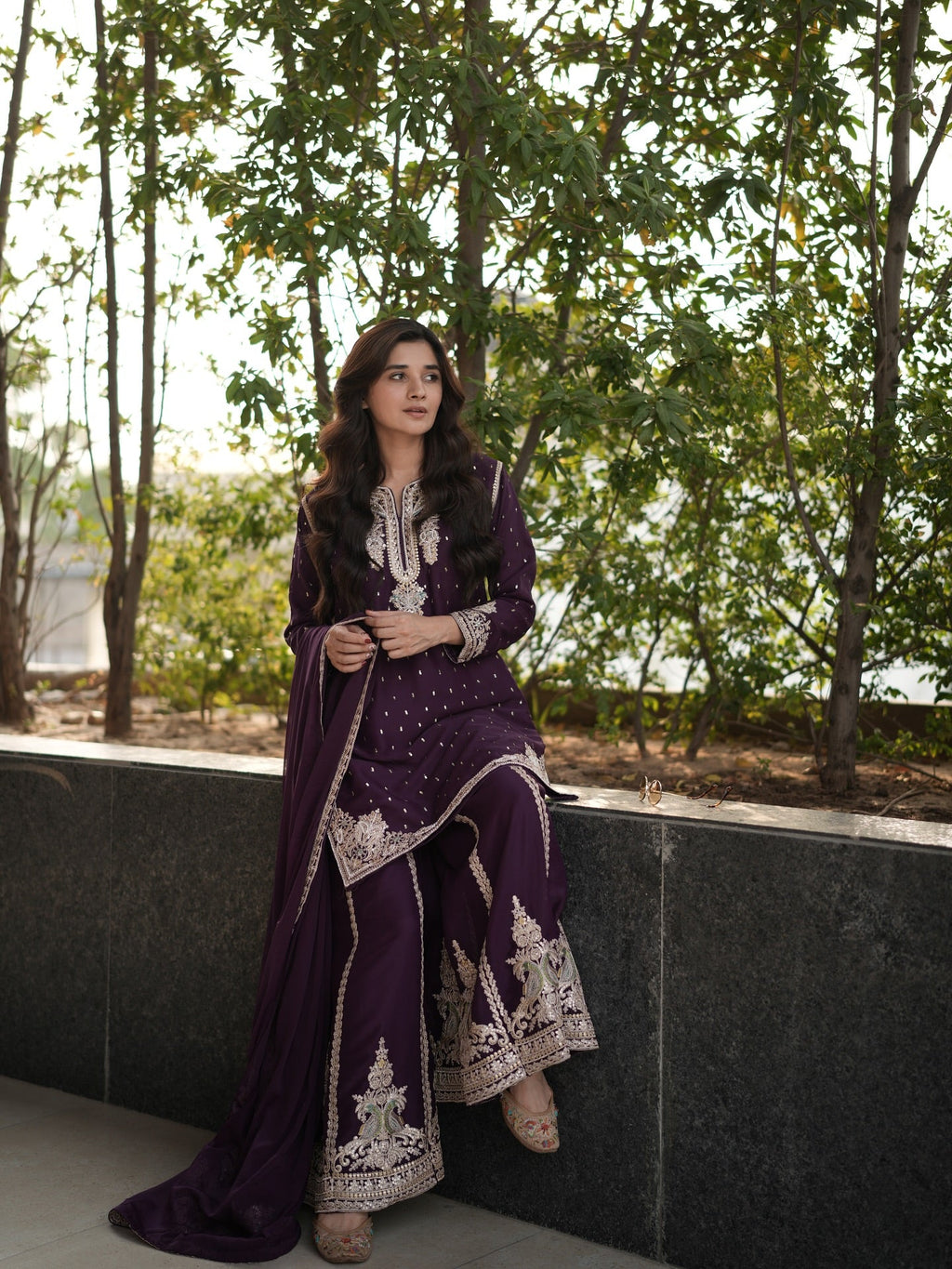 कढ़ाई कोडिंग और सेक्विन वर्क के साथ पार्टी वियर सूट सेट