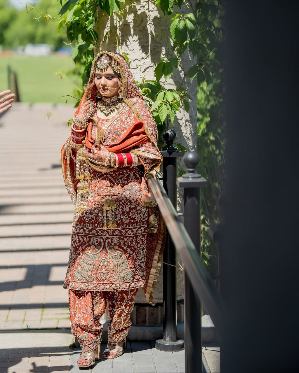 फैंसी स्टाइल में डिज़ाइनर टॉप, पैंट और दुपट्टा