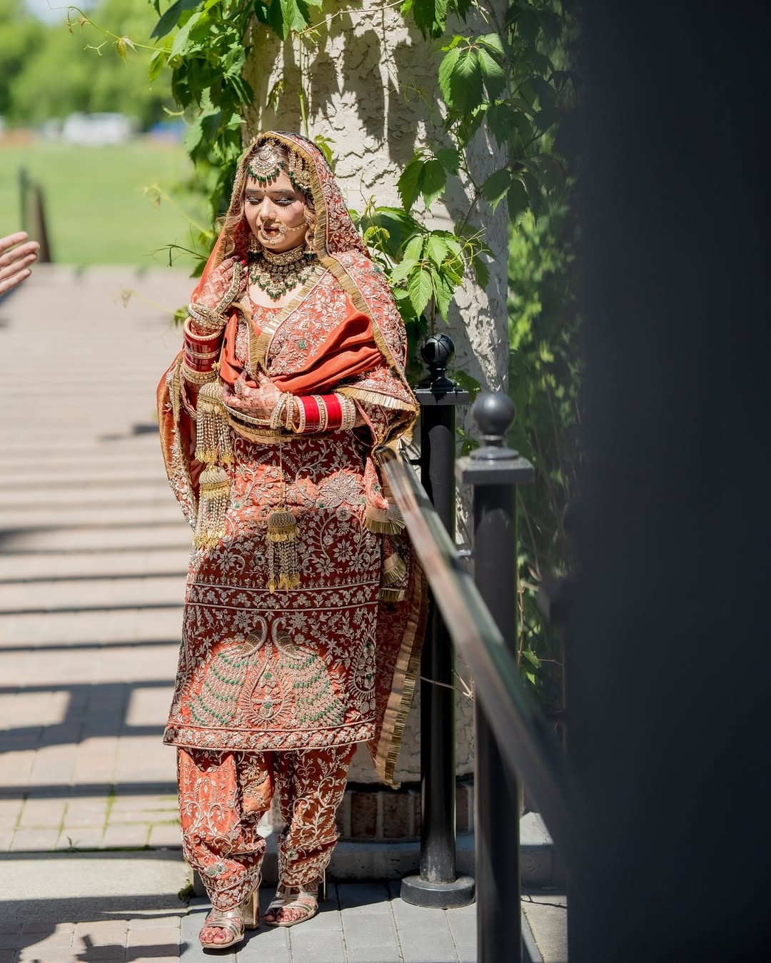 फैंसी स्टाइल में डिज़ाइनर टॉप, पैंट और दुपट्टा