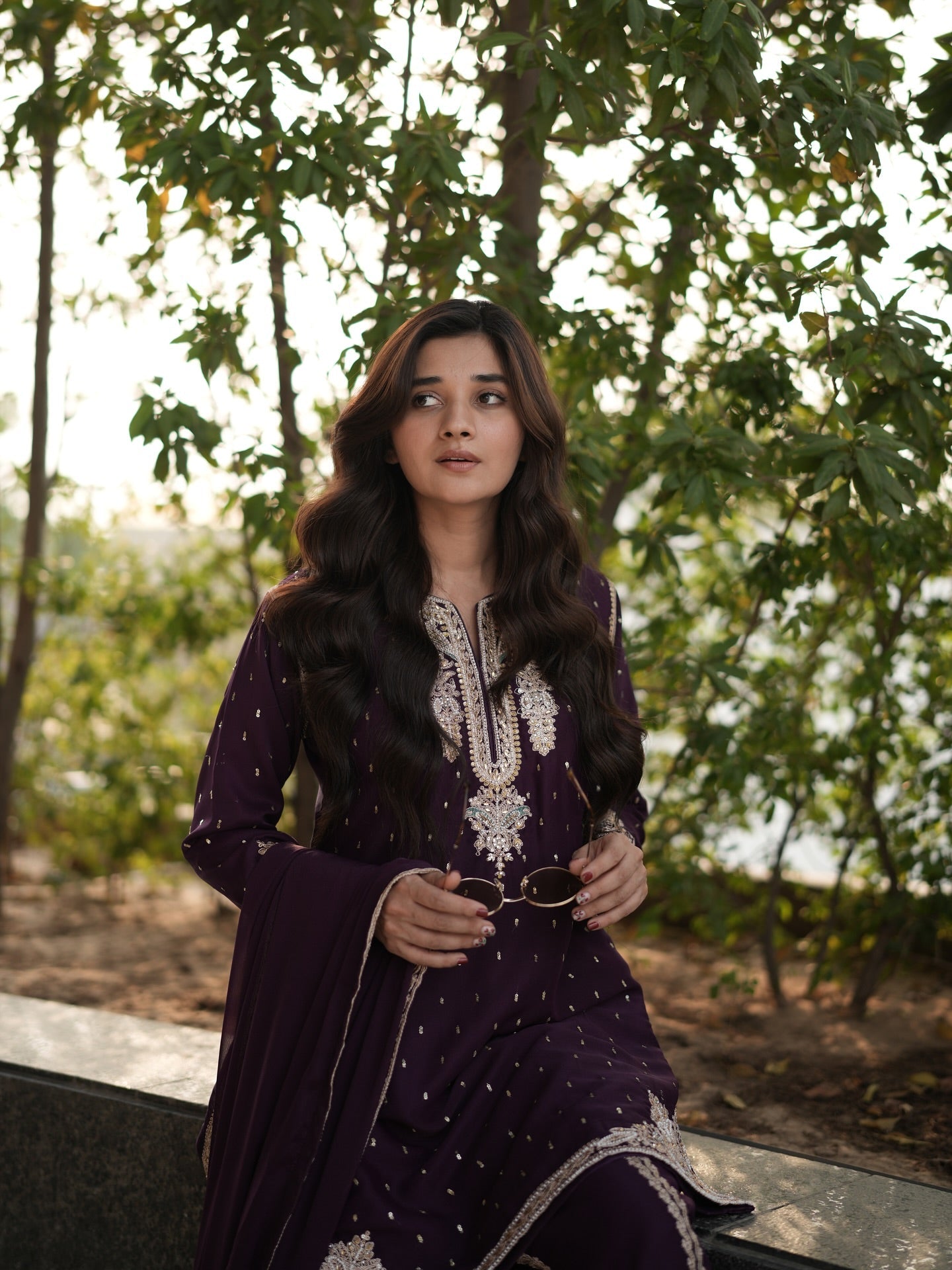 कढ़ाई कोडिंग और सेक्विन वर्क के साथ पार्टी वियर सूट सेट