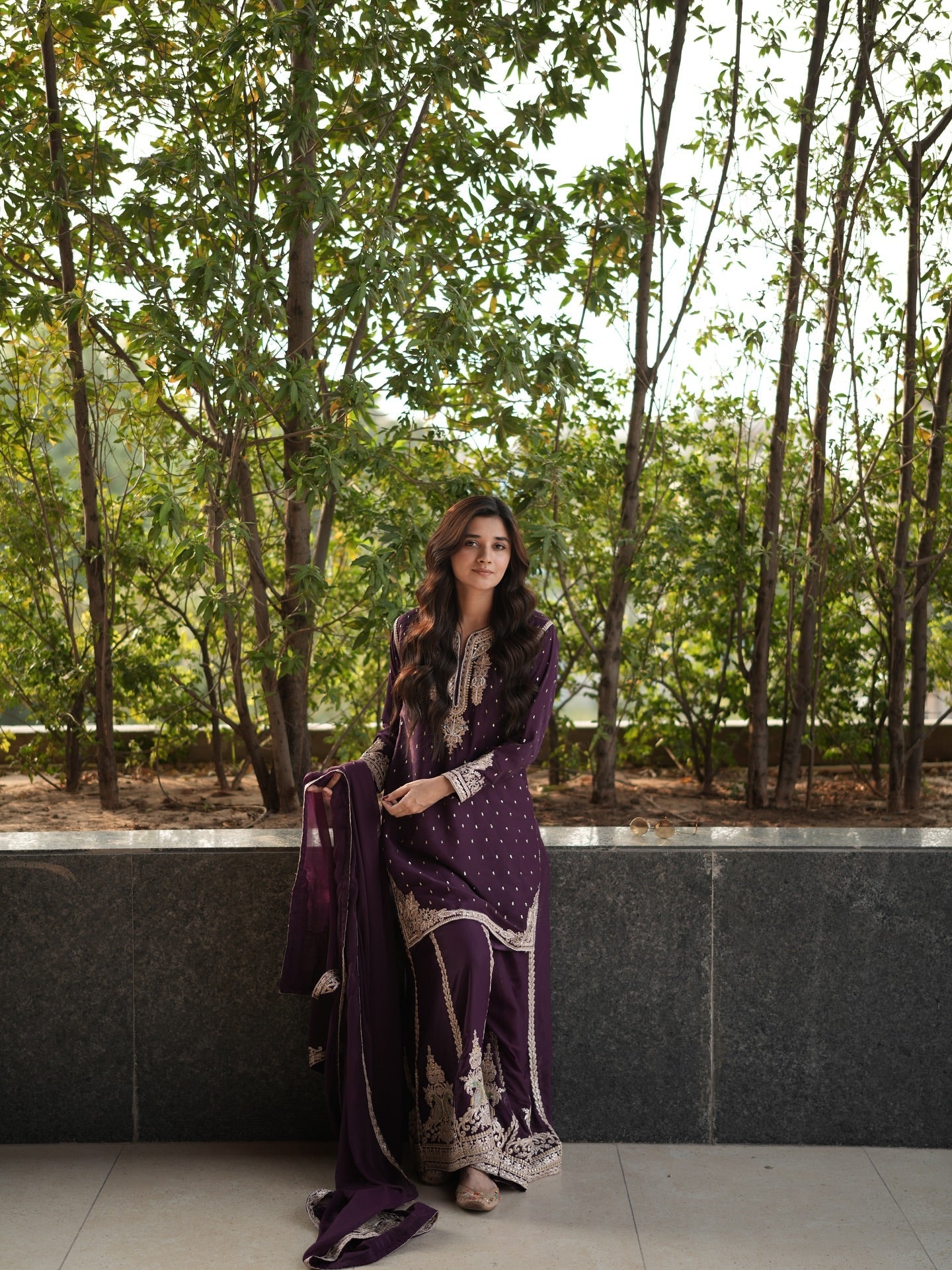 कढ़ाई कोडिंग और सेक्विन वर्क के साथ पार्टी वियर सूट सेट