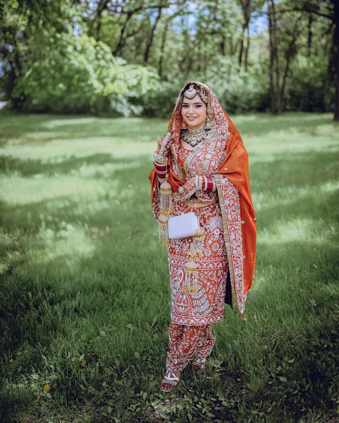 फैंसी स्टाइल में डिज़ाइनर टॉप, पैंट और दुपट्टा