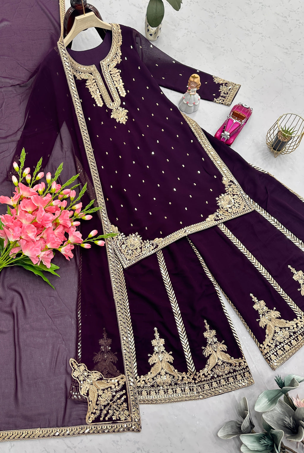 कढ़ाई कोडिंग और सेक्विन वर्क के साथ पार्टी वियर सूट सेट