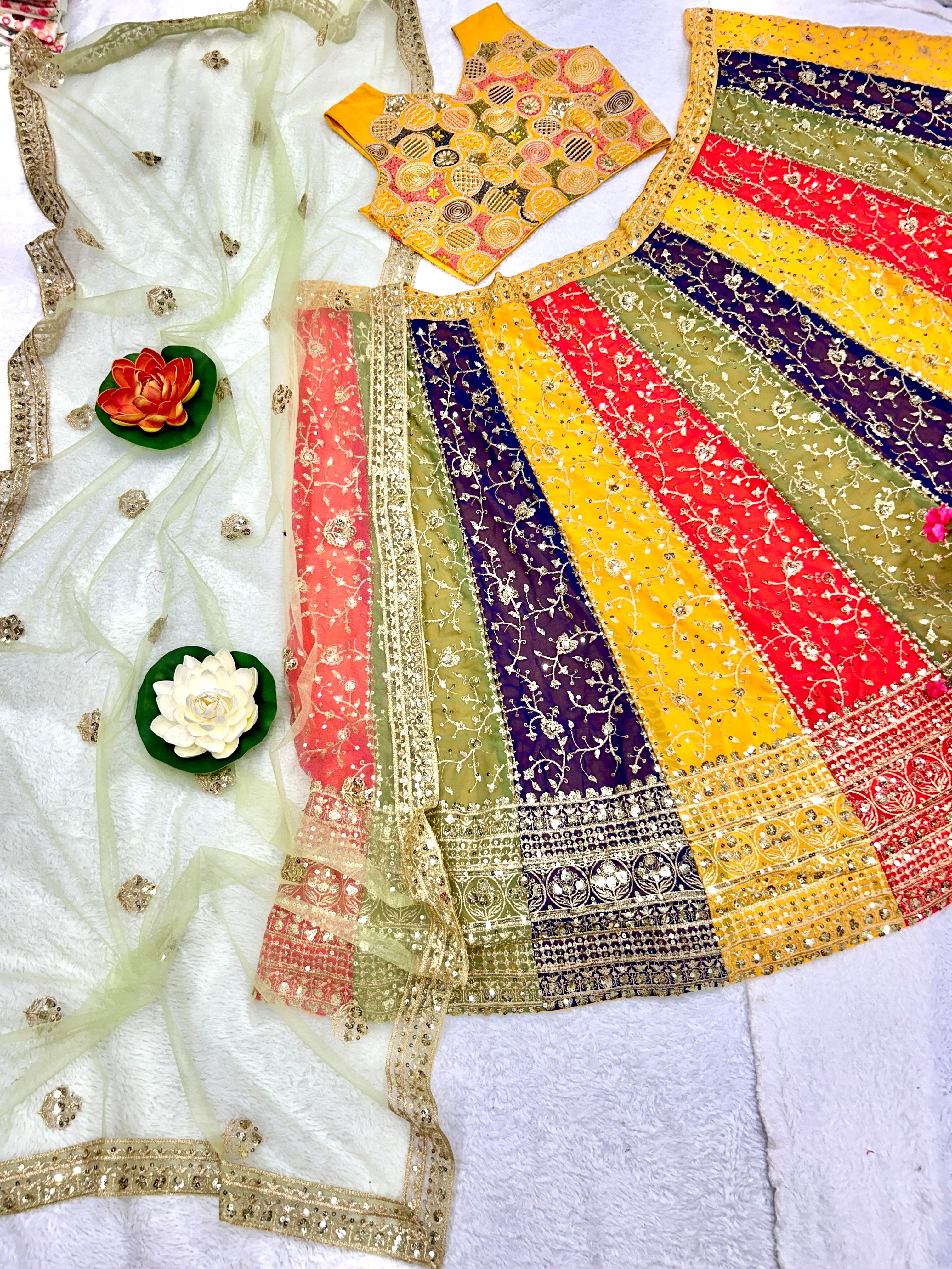 कढ़ाई के काम के साथ पार्टी वियर सुंदर लहंगा चोली