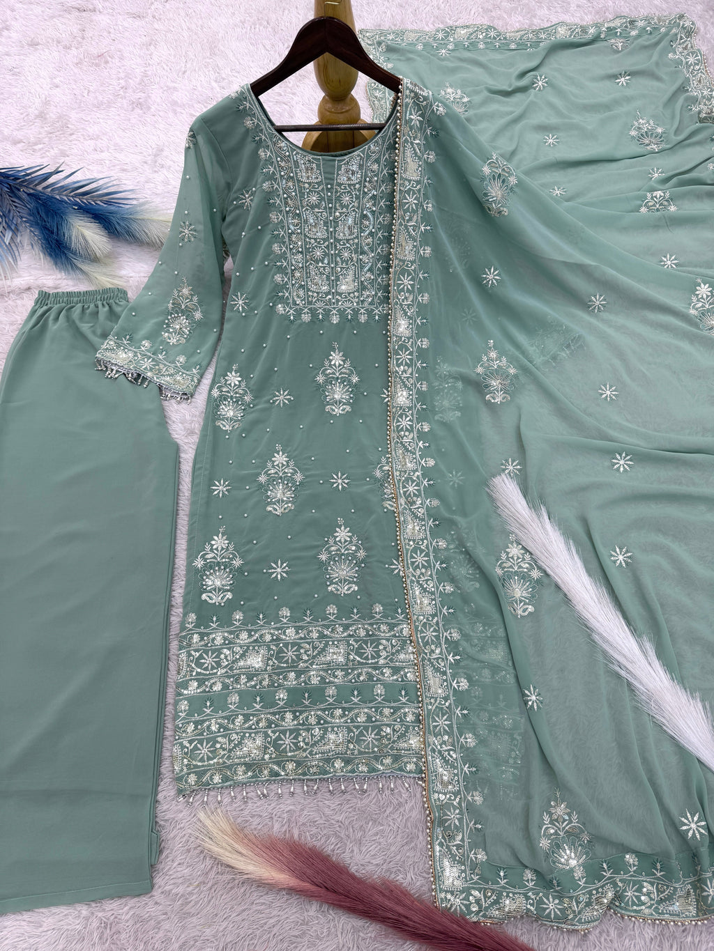 पार्टी वियर खूबसूरत टॉप-बॉटम और दुपट्टा