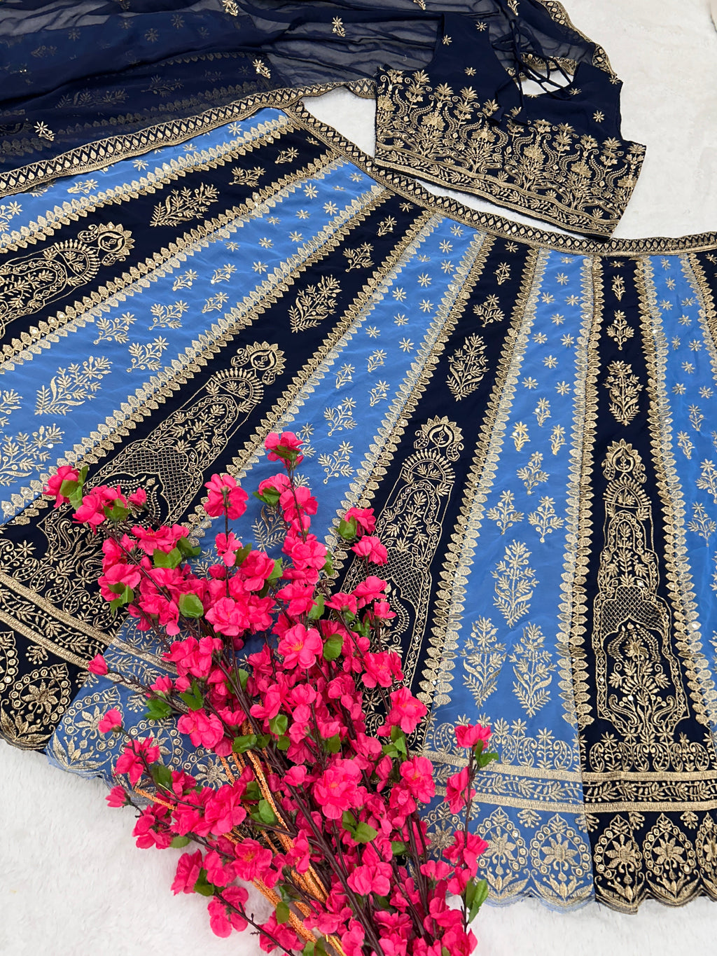 कढ़ाई के काम के साथ पार्टी वियर डिज़ाइनर लहंगा चोली