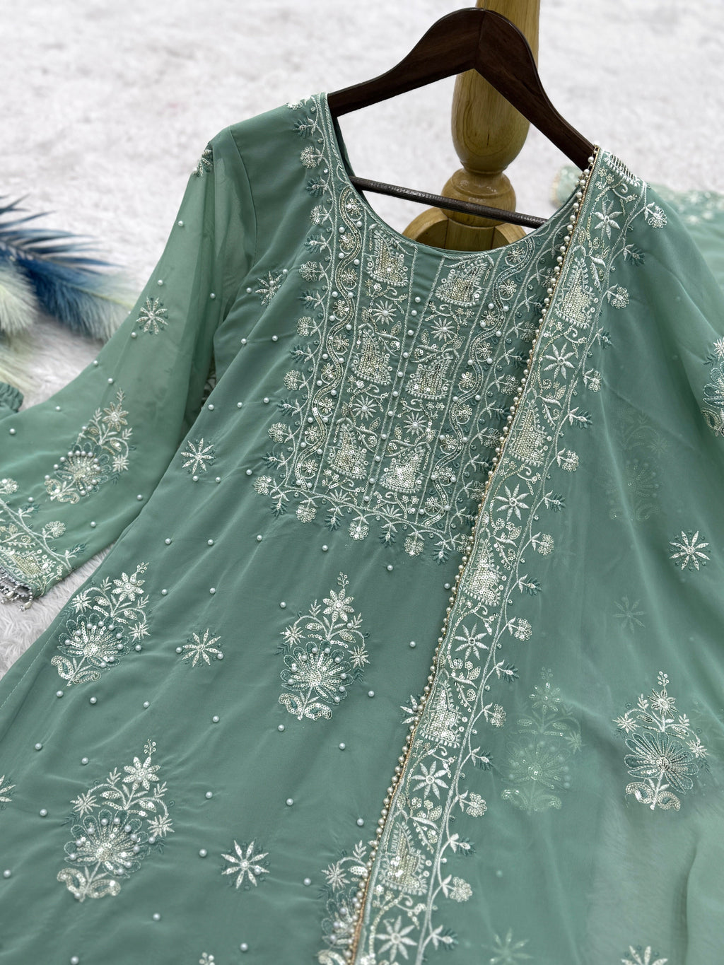 पार्टी वियर खूबसूरत टॉप-बॉटम और दुपट्टा