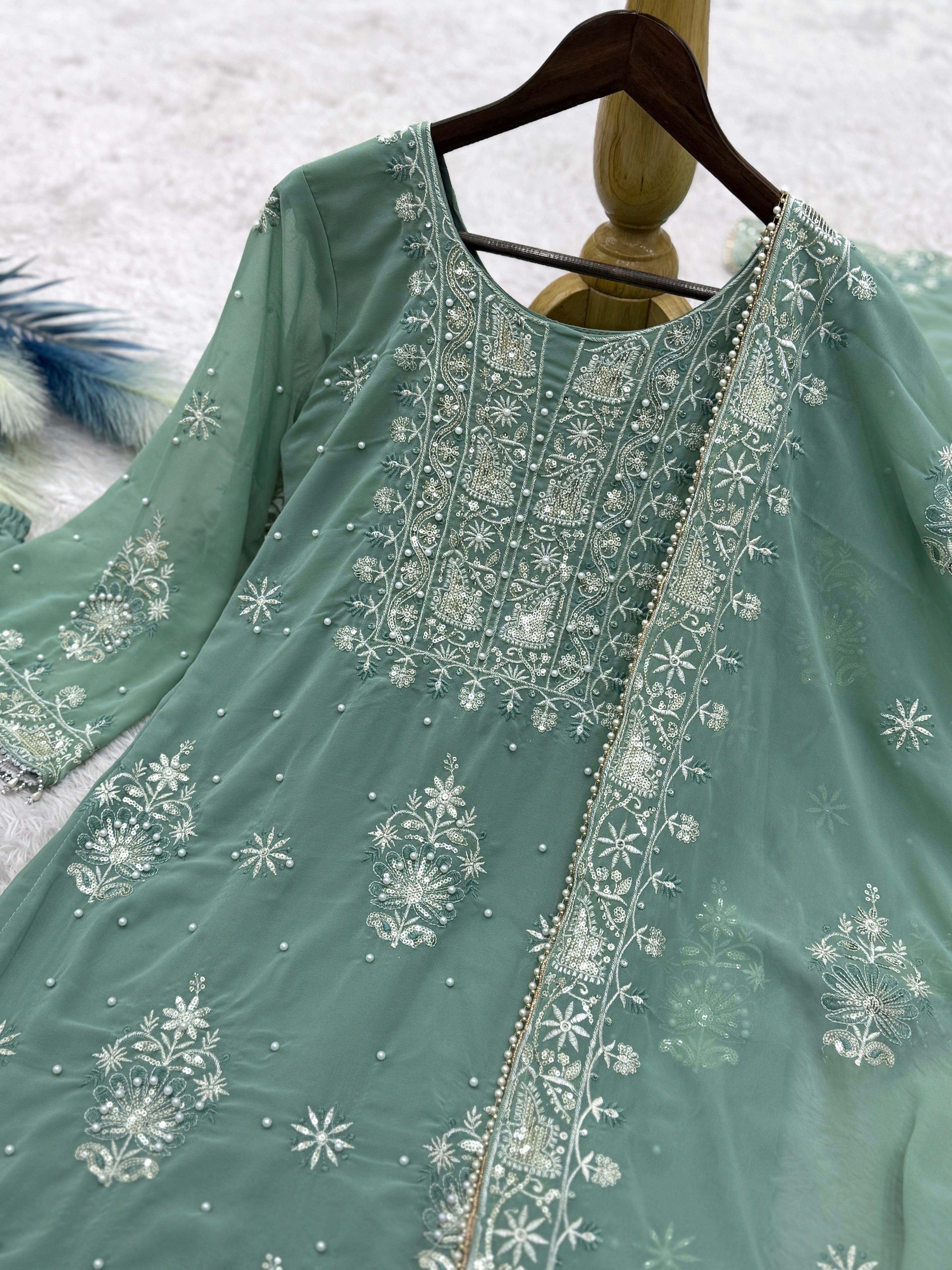 पार्टी वियर खूबसूरत टॉप-बॉटम और दुपट्टा