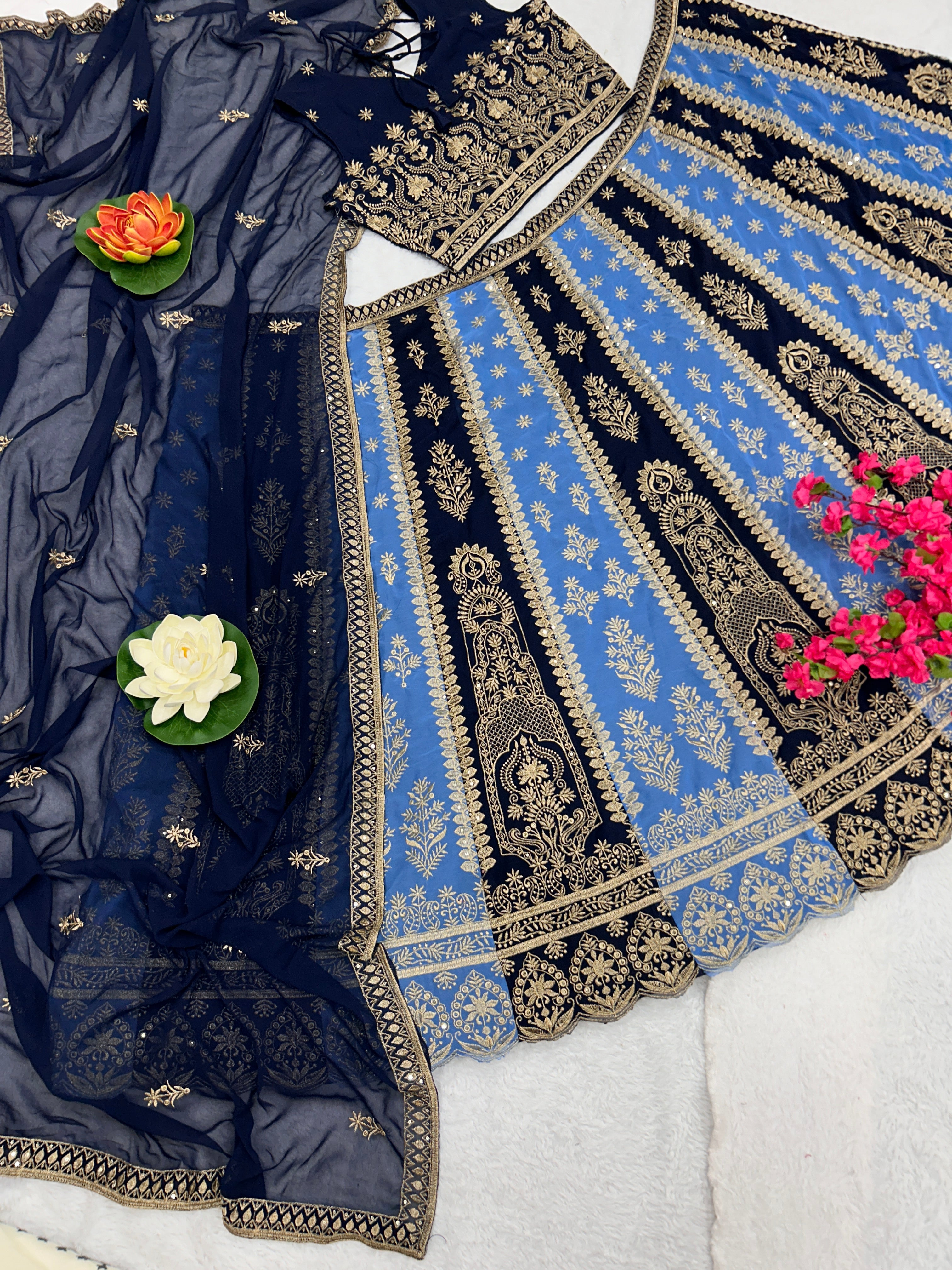 कढ़ाई के काम के साथ पार्टी वियर डिज़ाइनर लहंगा चोली