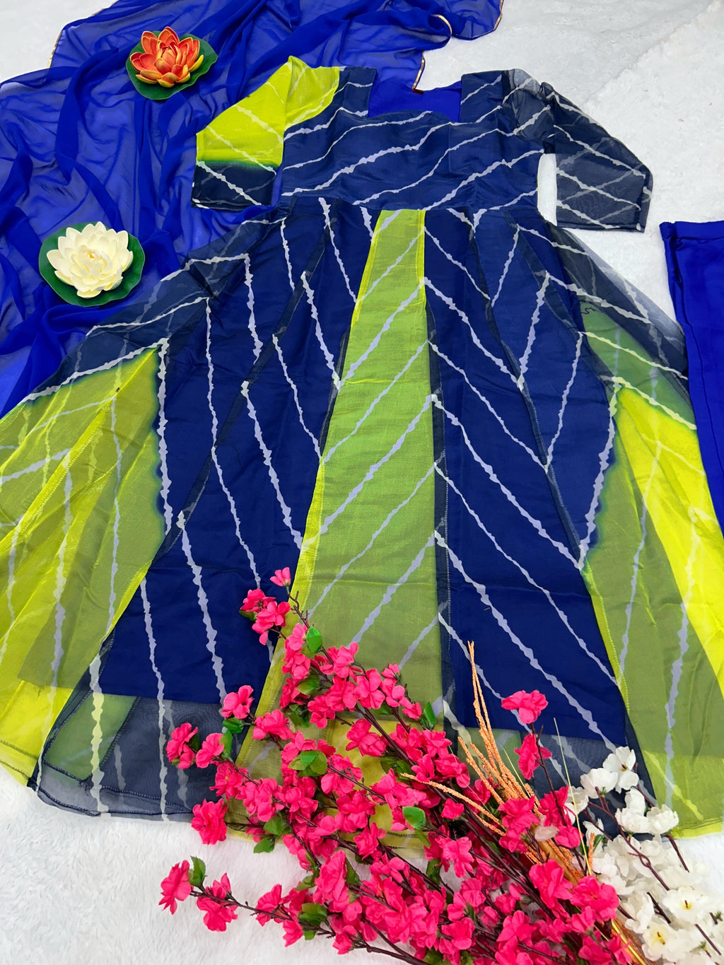 डिज़ाइनर पार्टी वियर अनारकली गाउन, पैंट और दुपट्टा