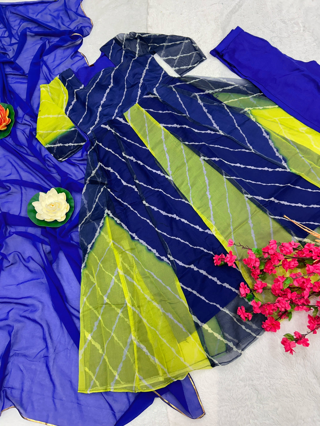 डिज़ाइनर पार्टी वियर अनारकली गाउन, पैंट और दुपट्टा