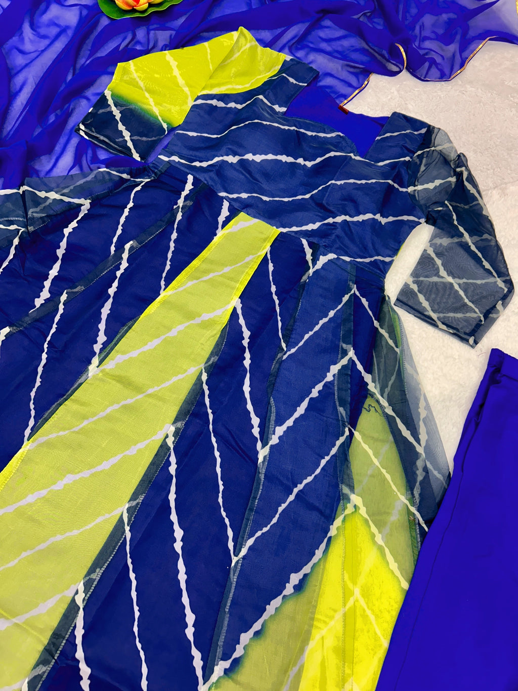 डिज़ाइनर पार्टी वियर अनारकली गाउन, पैंट और दुपट्टा