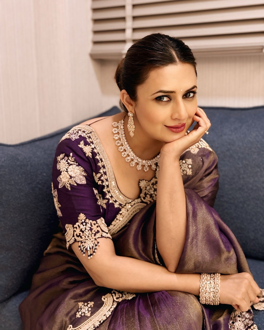 ज़री कढ़ाई के काम के साथ पार्टी वियर डिज़ाइनर साड़ी