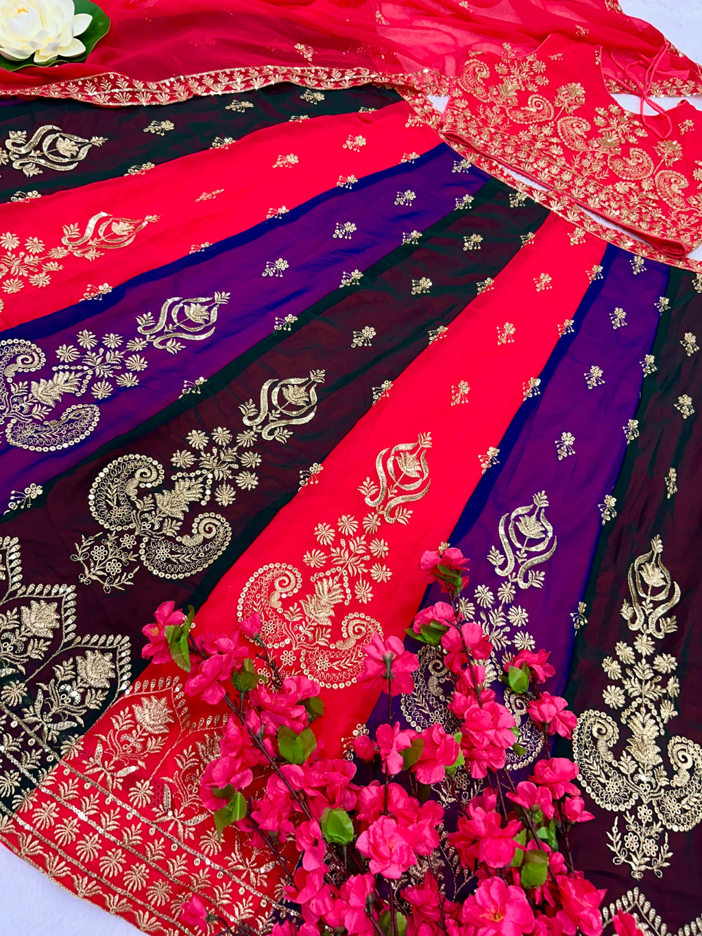 कढ़ाई के काम के साथ डिजाइनर पार्टी वियर लहंगा चोली