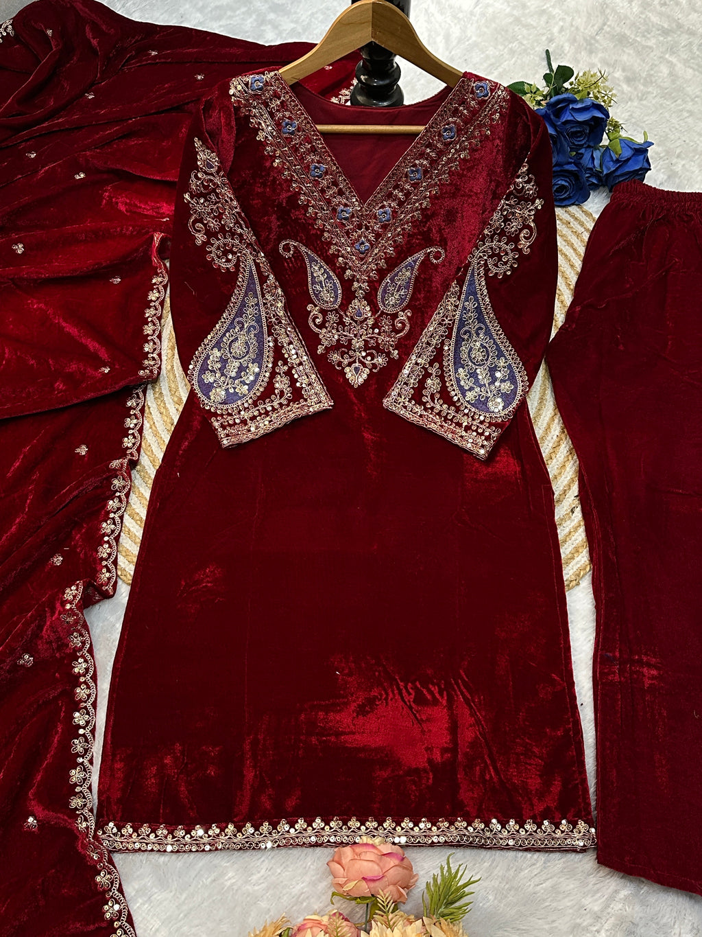 कढ़ाई के काम के साथ डिज़ाइनर पार्टी वियर टॉप बॉटम और दुपट्टा
