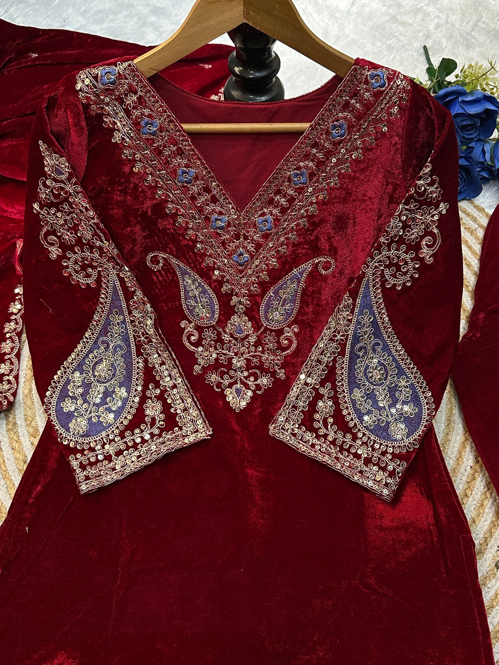 कढ़ाई के काम के साथ डिज़ाइनर पार्टी वियर टॉप बॉटम और दुपट्टा