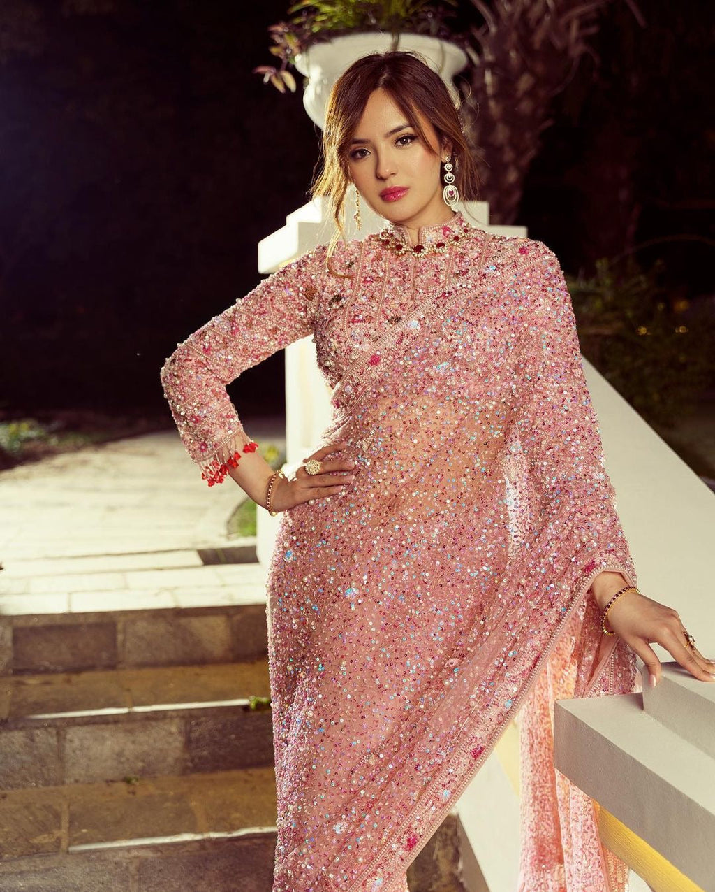 सुंदर हाथ मोती काम के साथ पार्टी पहनने डिजाइनर साड़ी