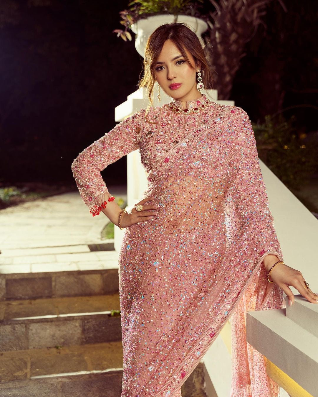 सुंदर हाथ मोती काम के साथ पार्टी पहनने डिजाइनर साड़ी