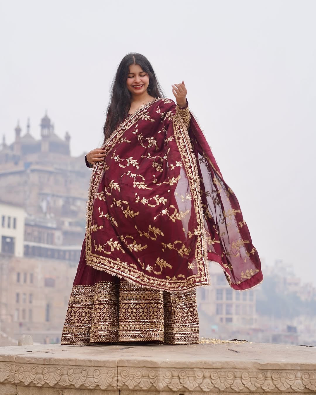 दुपट्टे के साथ डिज़ाइनर पार्टी वियर लुक गाउन