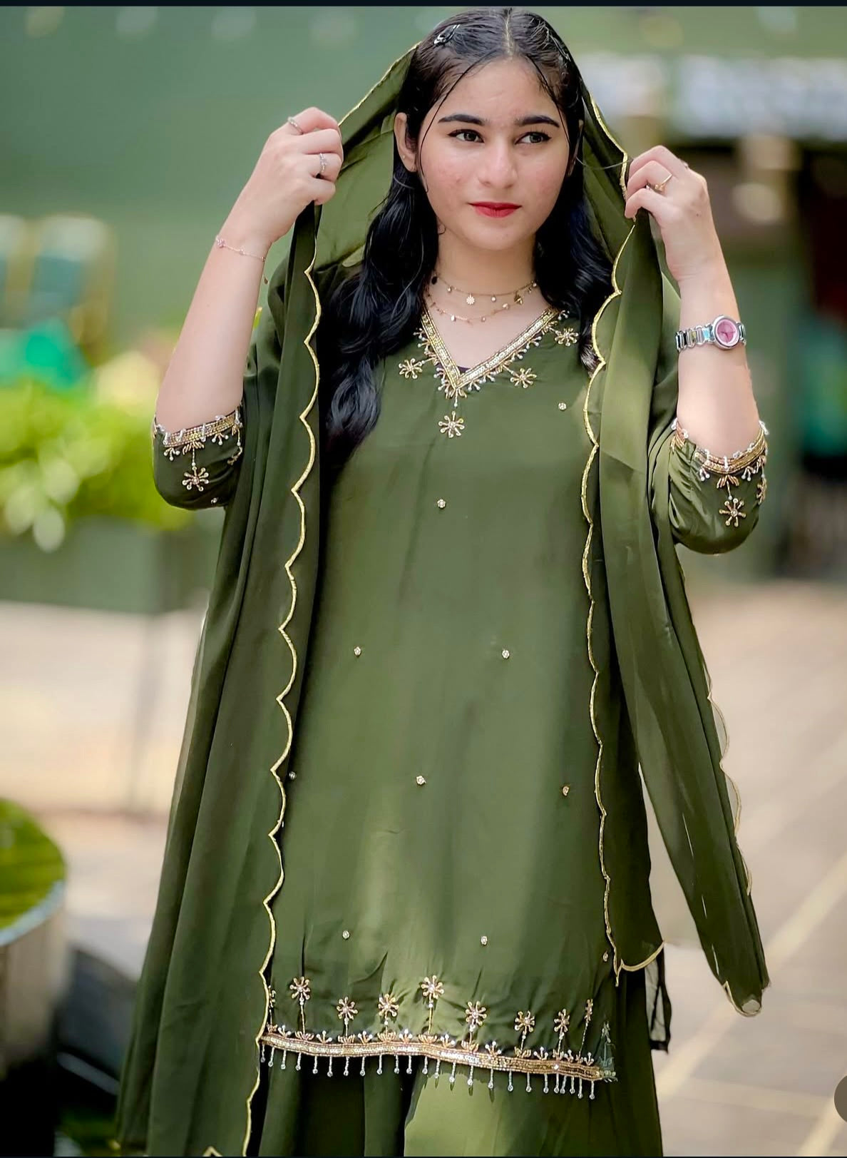 डिज़ाइनर टॉप-सररा और दुपट्टा, हैवी एम्ब्रॉयडरी सीक्वेंस वर्क के साथ