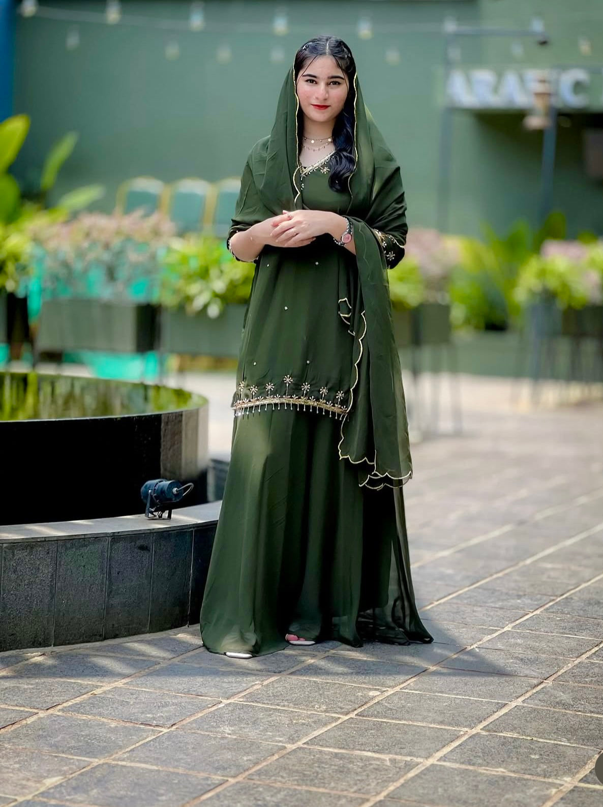 डिज़ाइनर टॉप-सररा और दुपट्टा, हैवी एम्ब्रॉयडरी सीक्वेंस वर्क के साथ