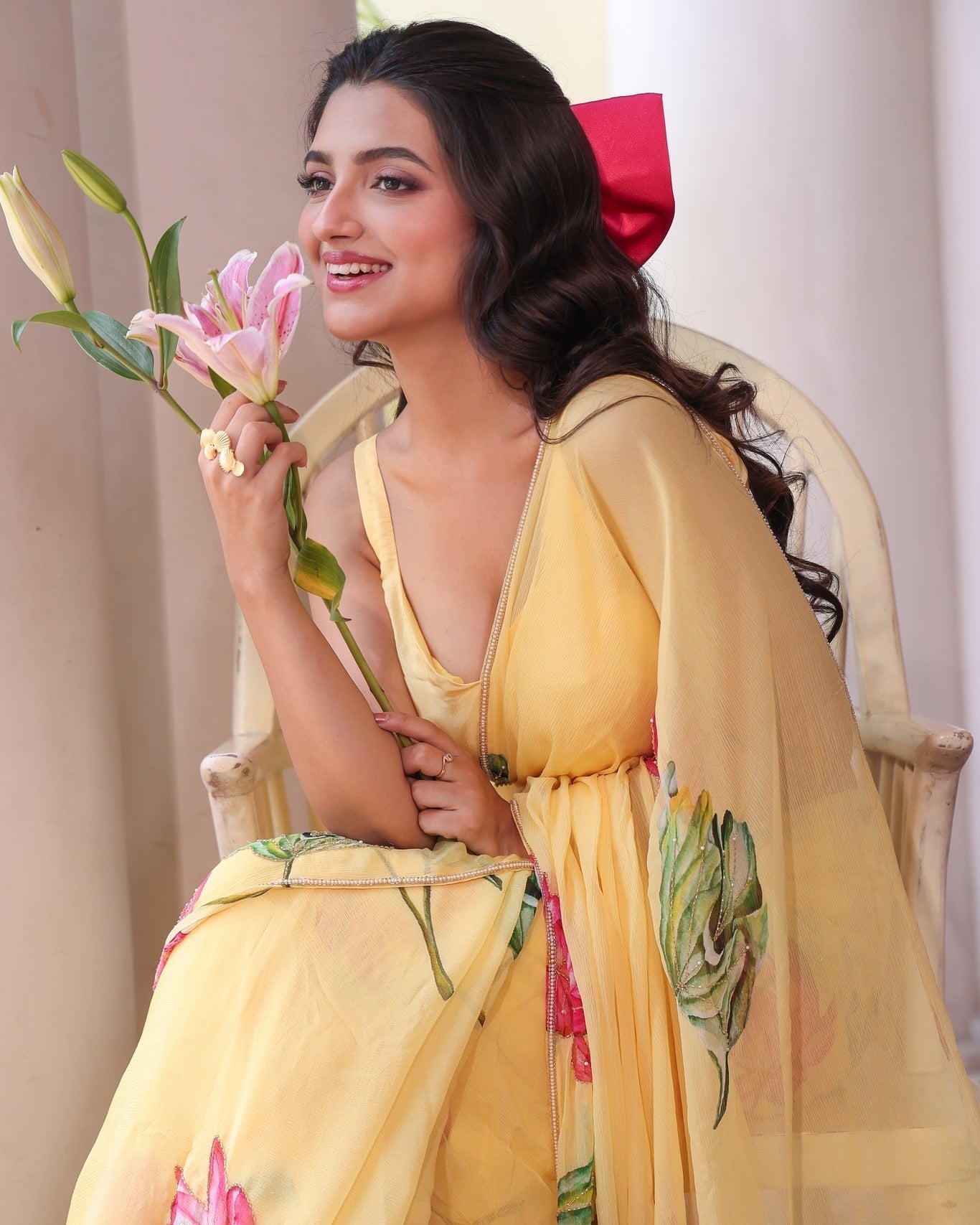 सुंदर पुष्प कारीगरी के साथ डिजाइनर पार्टी वियर साड़ी