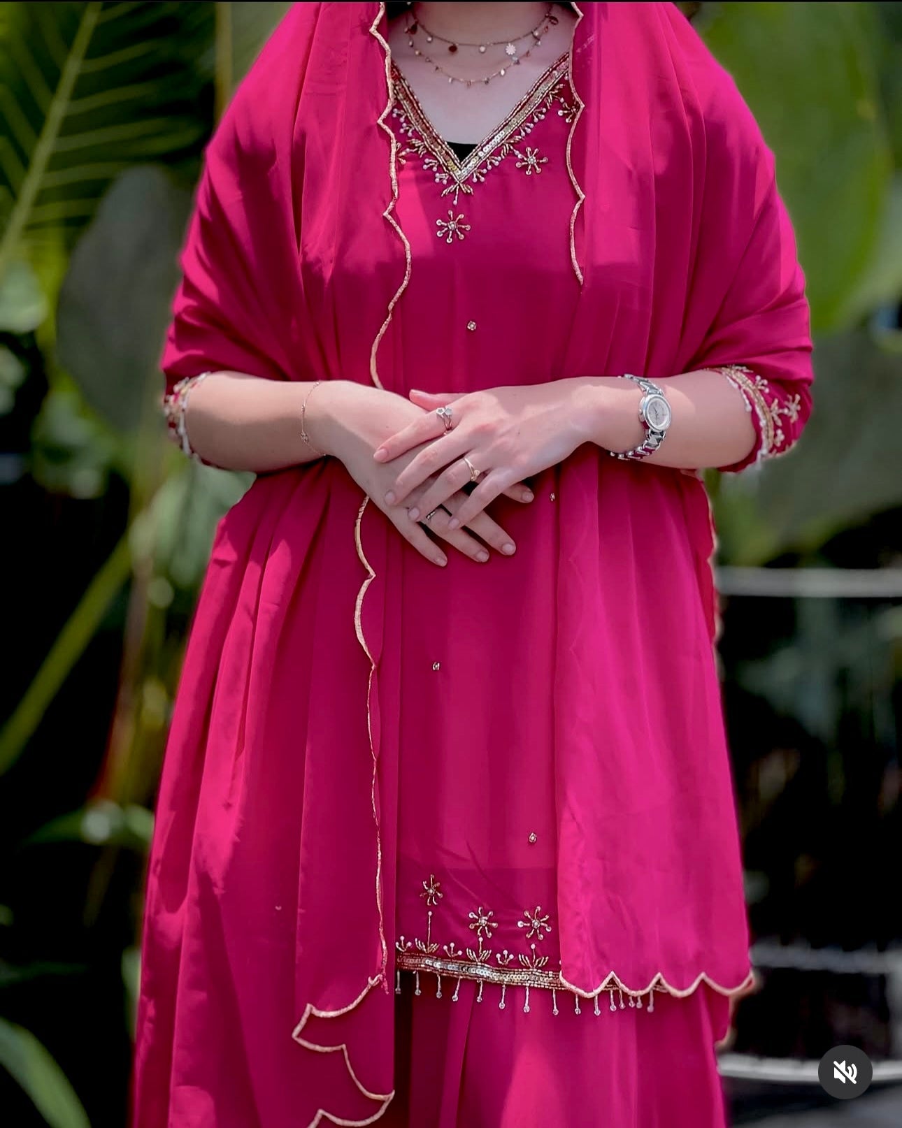 डिज़ाइनर टॉप-सररा और दुपट्टा, हैवी एम्ब्रॉयडरी सीक्वेंस वर्क के साथ