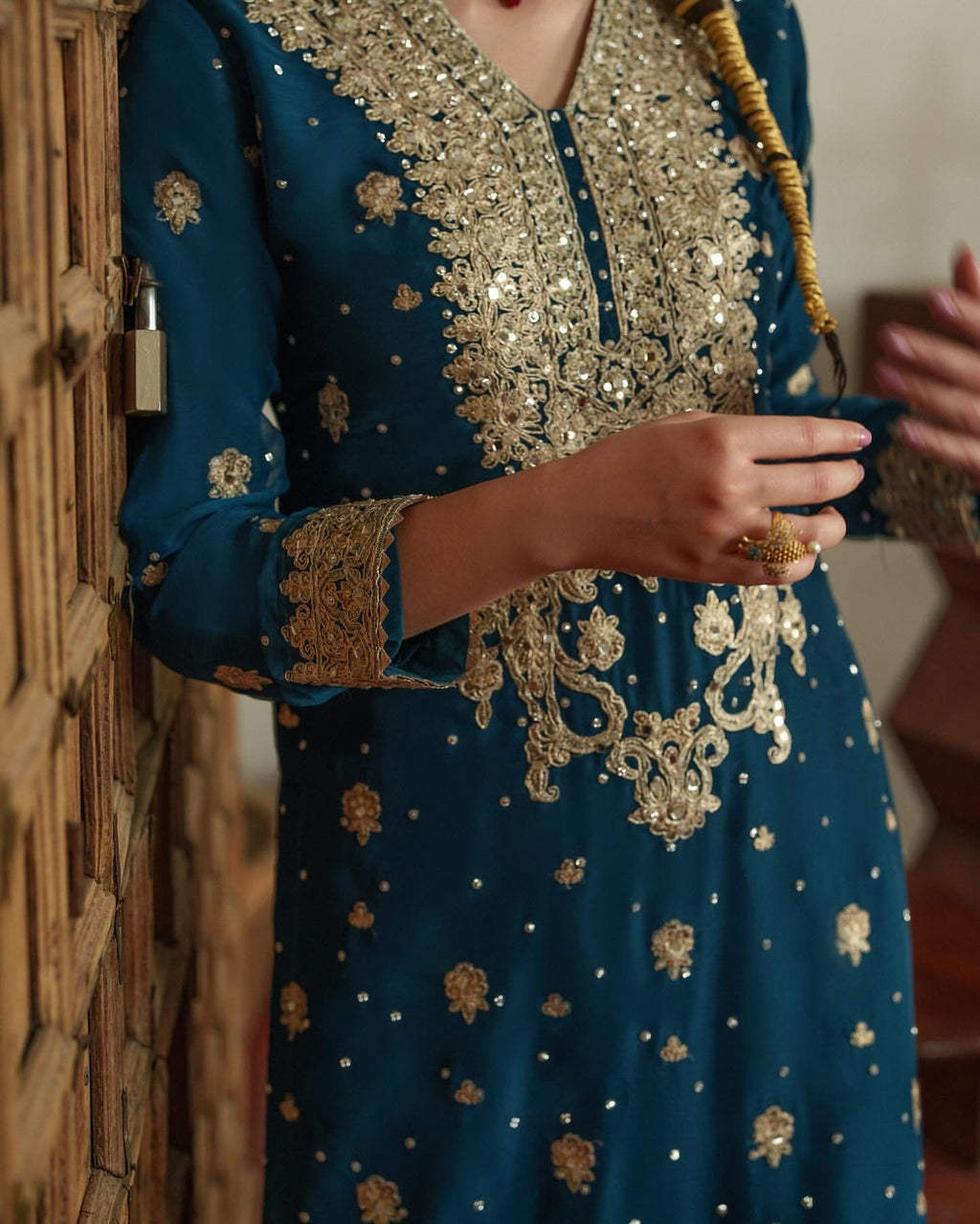 पार्टी में पहनने के लिए सुंदर टॉप और बॉटम फैंसी दुपट्टे के साथ