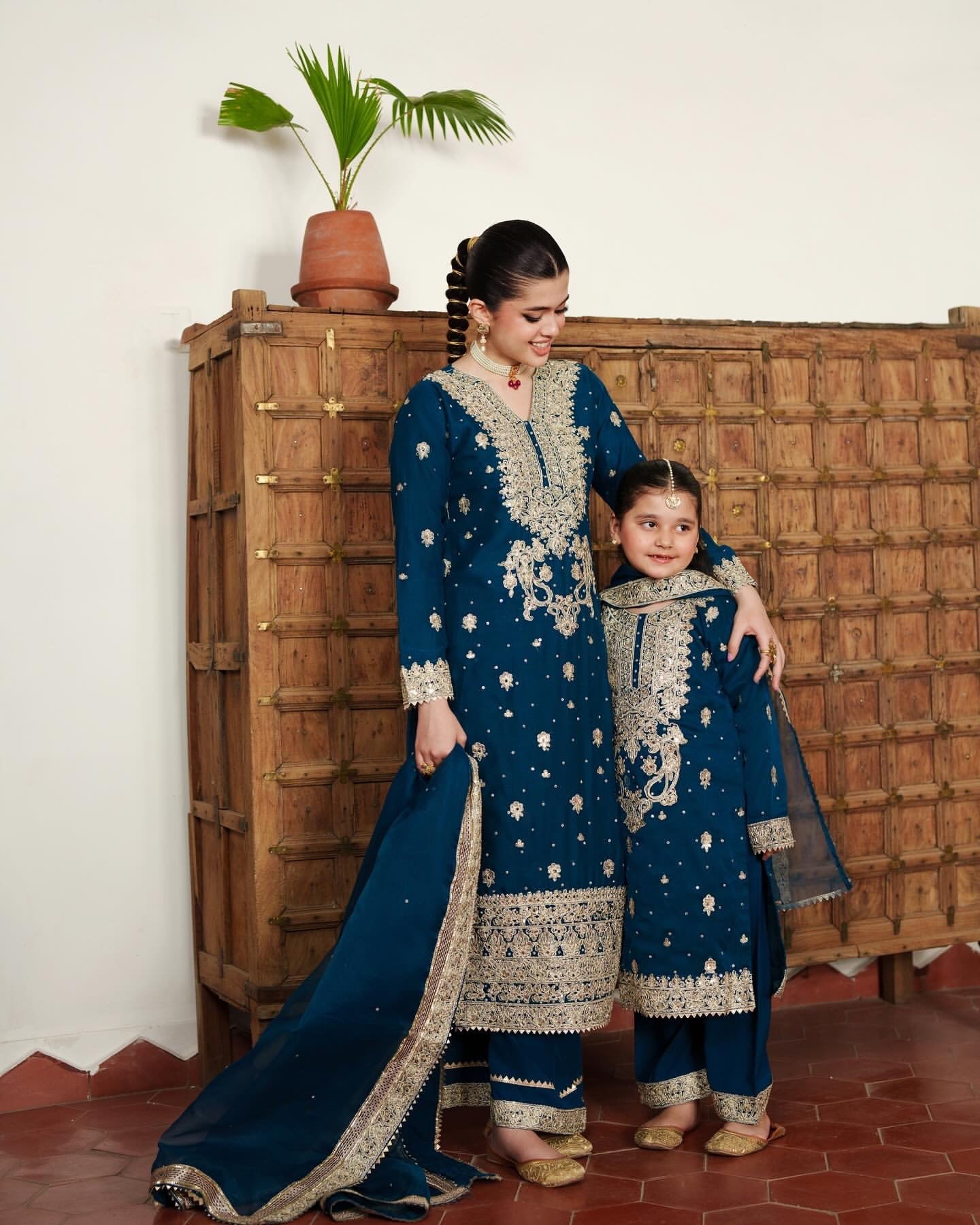 पार्टी में पहनने के लिए सुंदर टॉप और बॉटम फैंसी दुपट्टे के साथ