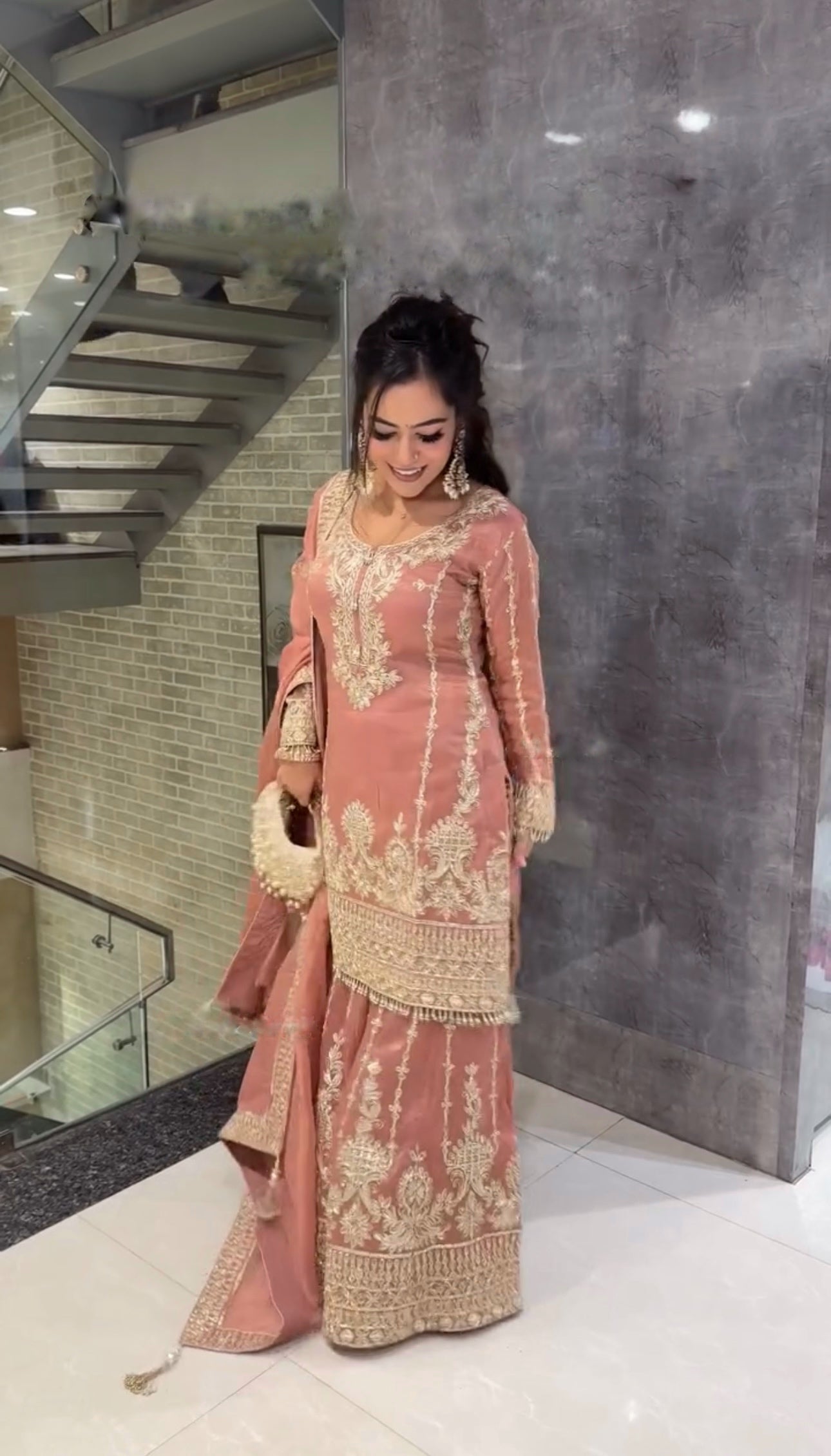 भारी कढ़ाई अनुक्रम कार्य के साथ सुंदर टॉप-बॉटम और दुपट्टा