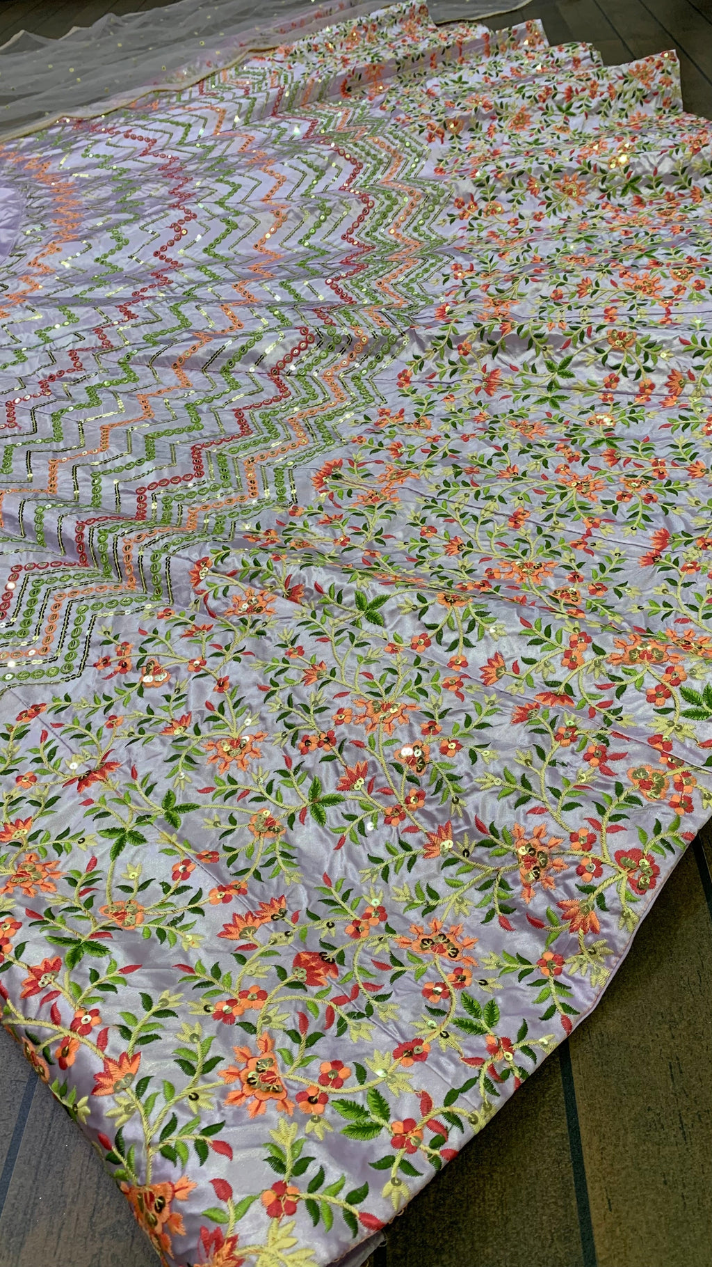 सीक्वेंस और थ्रेड वर्क के साथ डिज़ाइनर पार्टी वियर लहंगा चोली