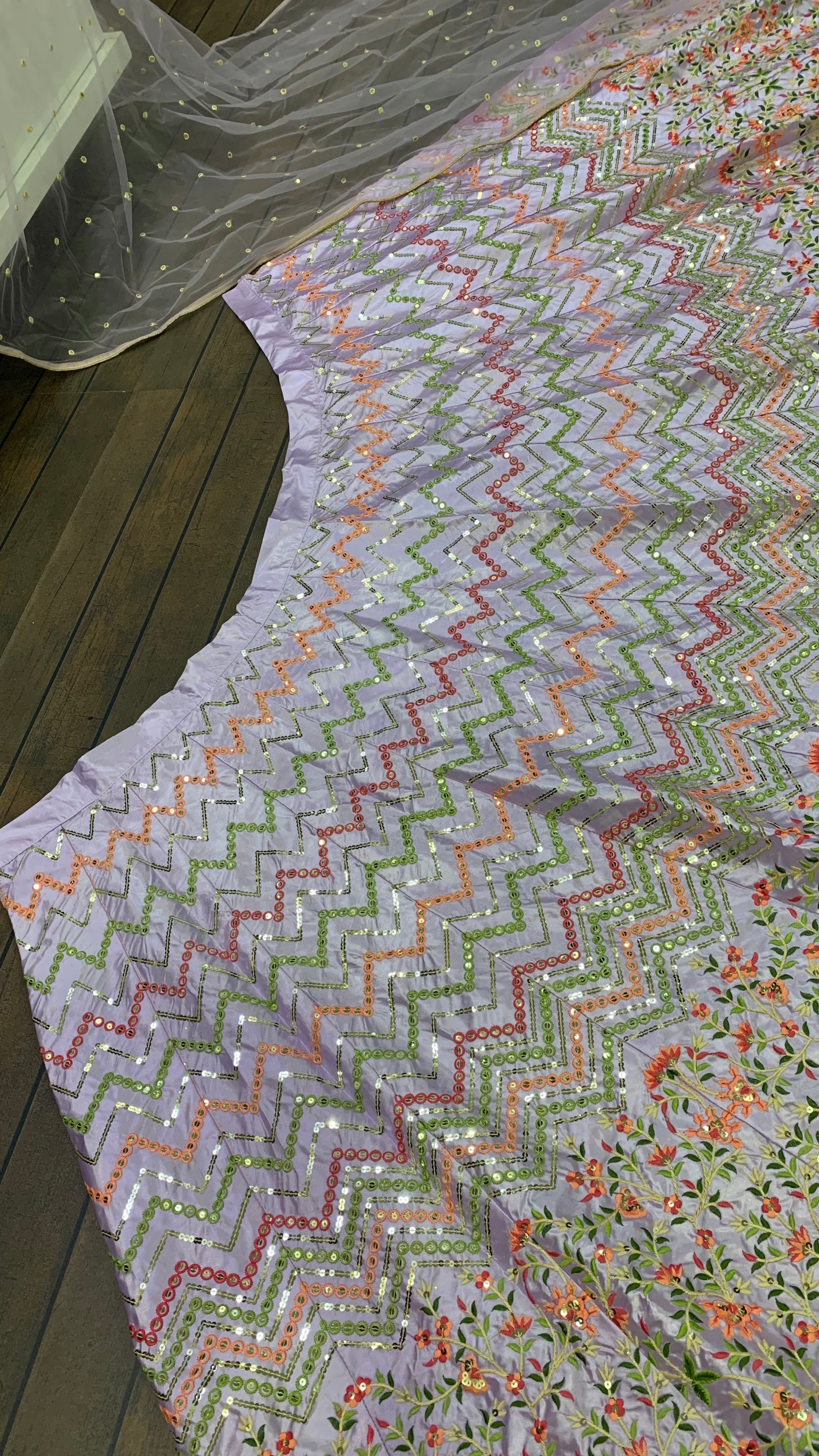 सीक्वेंस और थ्रेड वर्क के साथ डिज़ाइनर पार्टी वियर लहंगा चोली