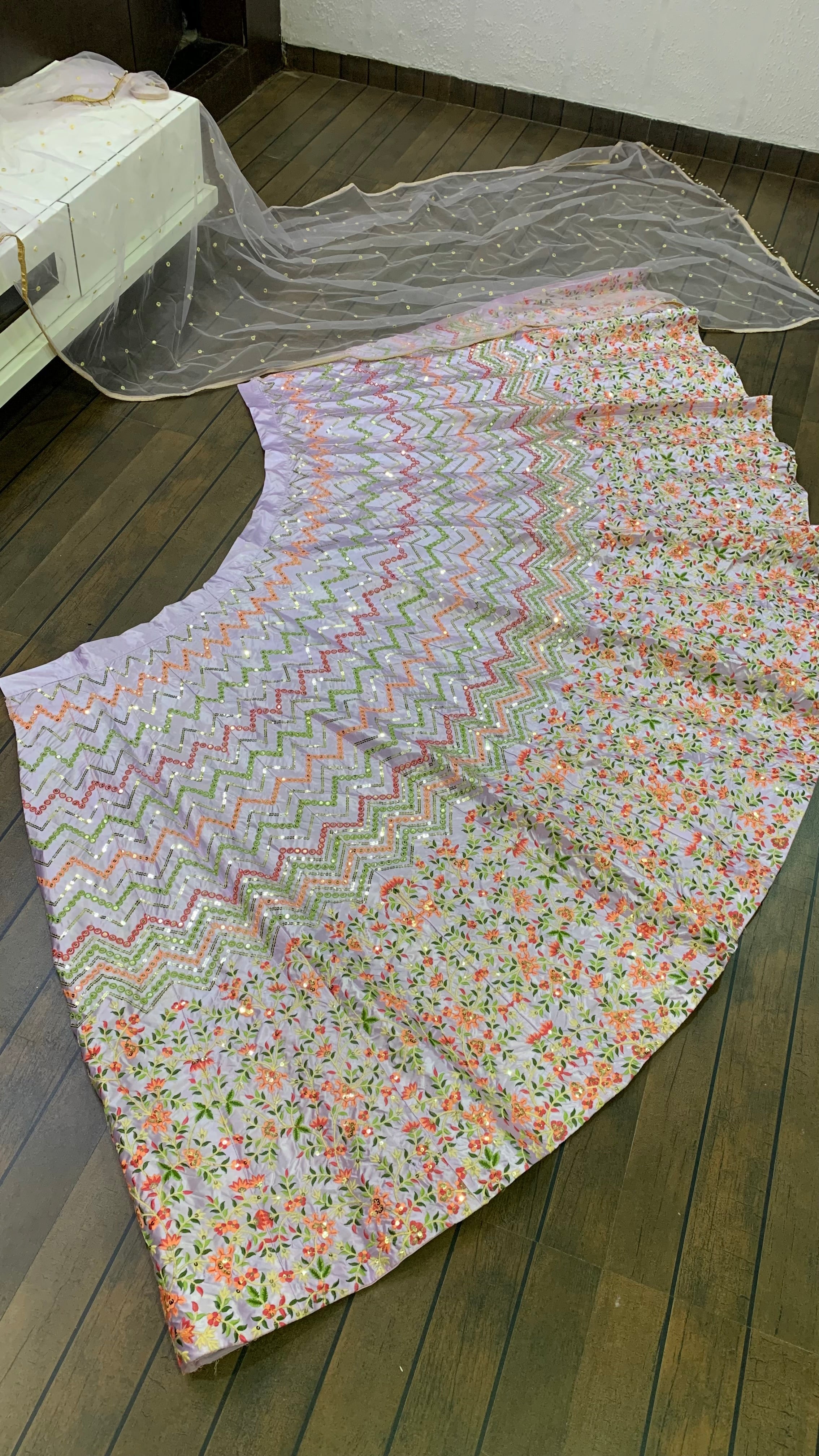 सीक्वेंस और थ्रेड वर्क के साथ डिज़ाइनर पार्टी वियर लहंगा चोली