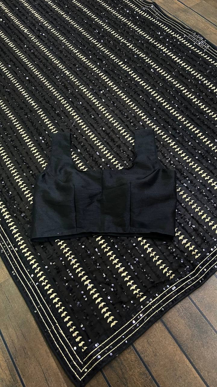 सीक्वेंस और ज़री वर्क वाली डिज़ाइनर पार्टी वियर साड़ी