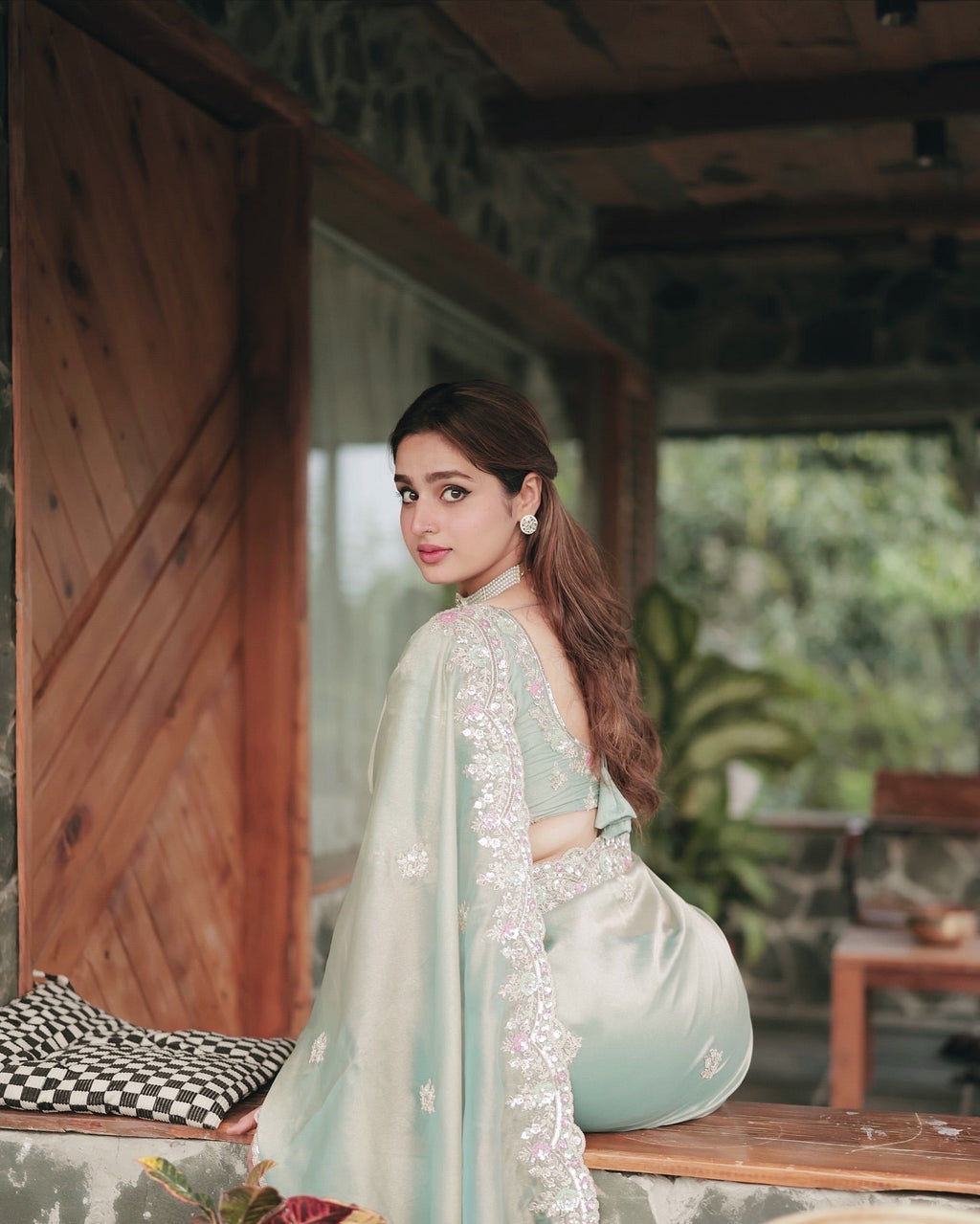 सीक्वेंस और कॉर्डिंग एम्ब्रॉयडरी वर्क वाली पार्टी वियर साड़ी