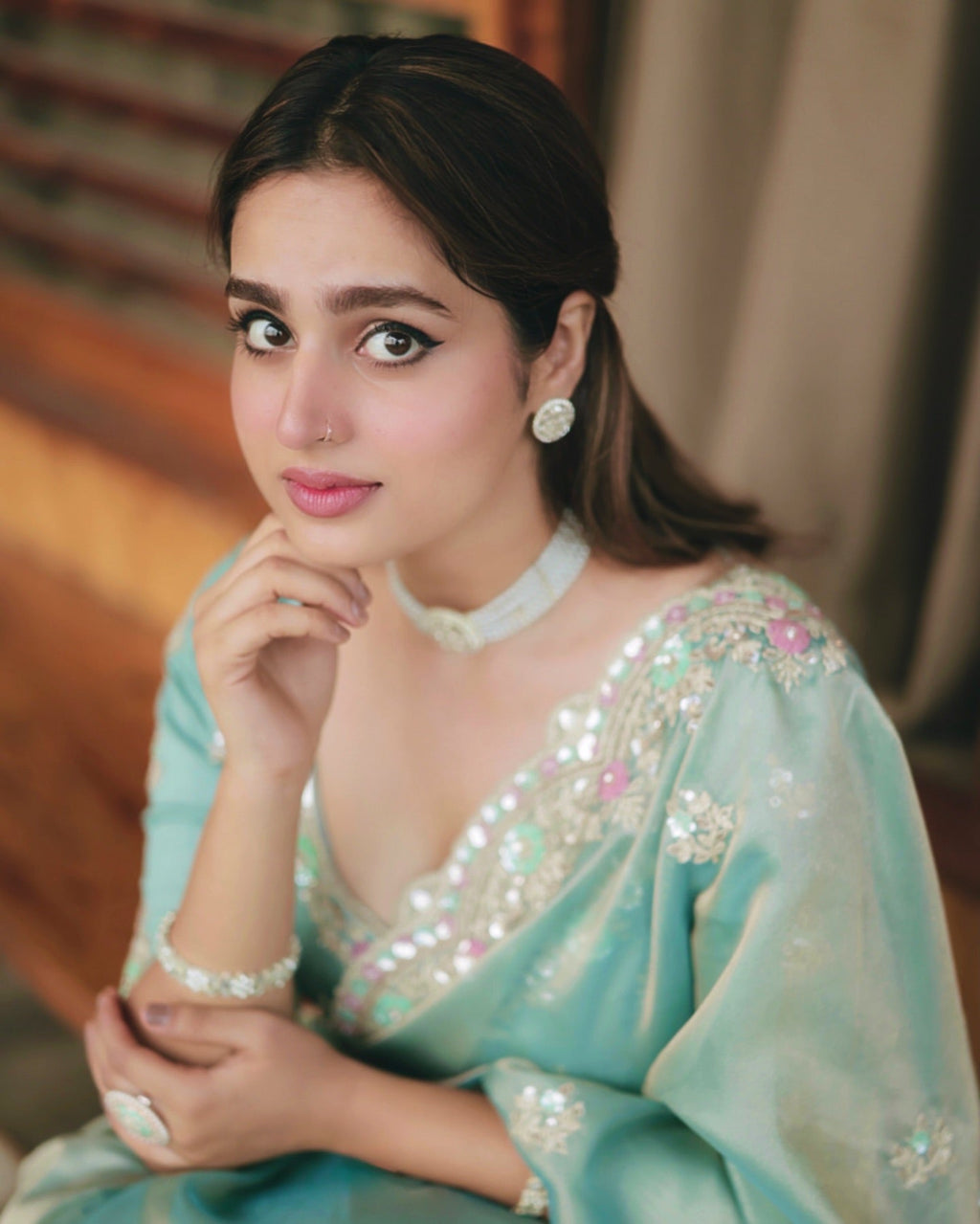 सीक्वेंस और कॉर्डिंग एम्ब्रॉयडरी वर्क वाली पार्टी वियर साड़ी