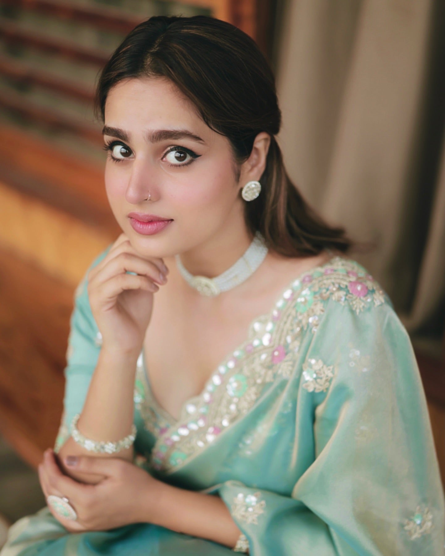 सीक्वेंस और कॉर्डिंग एम्ब्रॉयडरी वर्क वाली पार्टी वियर साड़ी