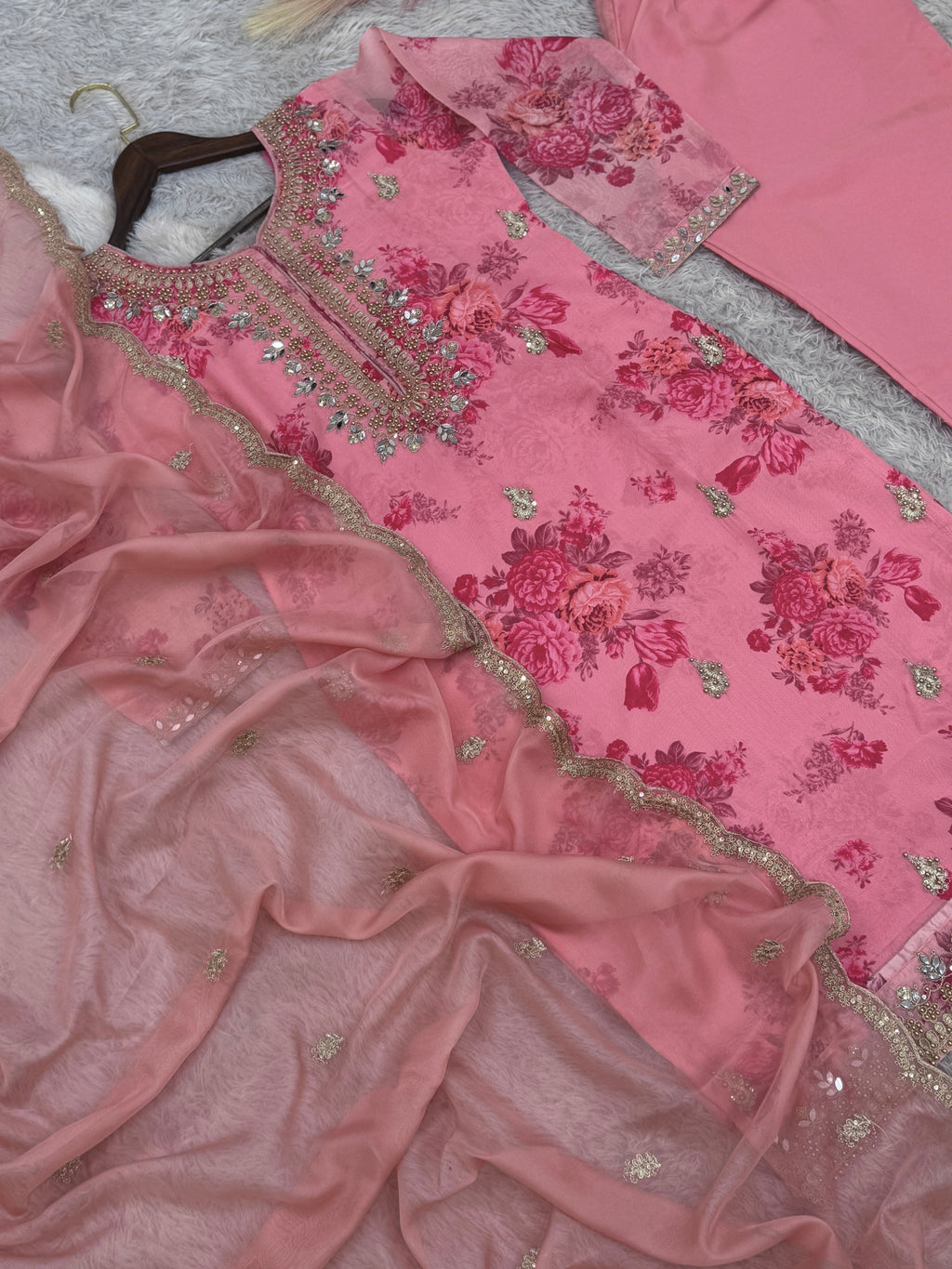 कढ़ाई कोडिंग डोरी-सीक्वेंस वर्क के साथ फैंसी टॉप-बॉटम और दुपट्टा